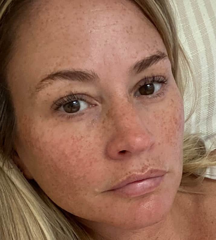 キャメロン・リチャードソンのインスタグラム：「This is 41.  No filters. No Makeup.  No Botox. (Even though I want some 😆). My advice.  Eat snacks.  Wear sunscreen.  Laugh often.  Try to keep learning.  The world keeps changing, so can you.  Find ways to be in nature.  When you are in pain, help others.  Love people even when they hurt you.  Don’t hold onto anger.  It serves no purpose.  Love will always win....」