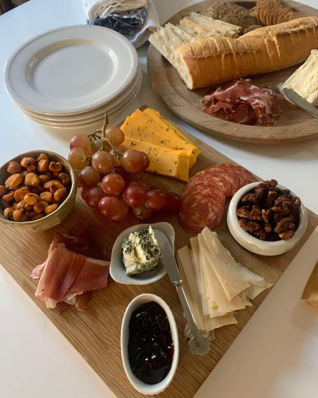 ジェーン・アルドリッジのインスタグラム：「🍷🧀 ❤️❤️❤️」