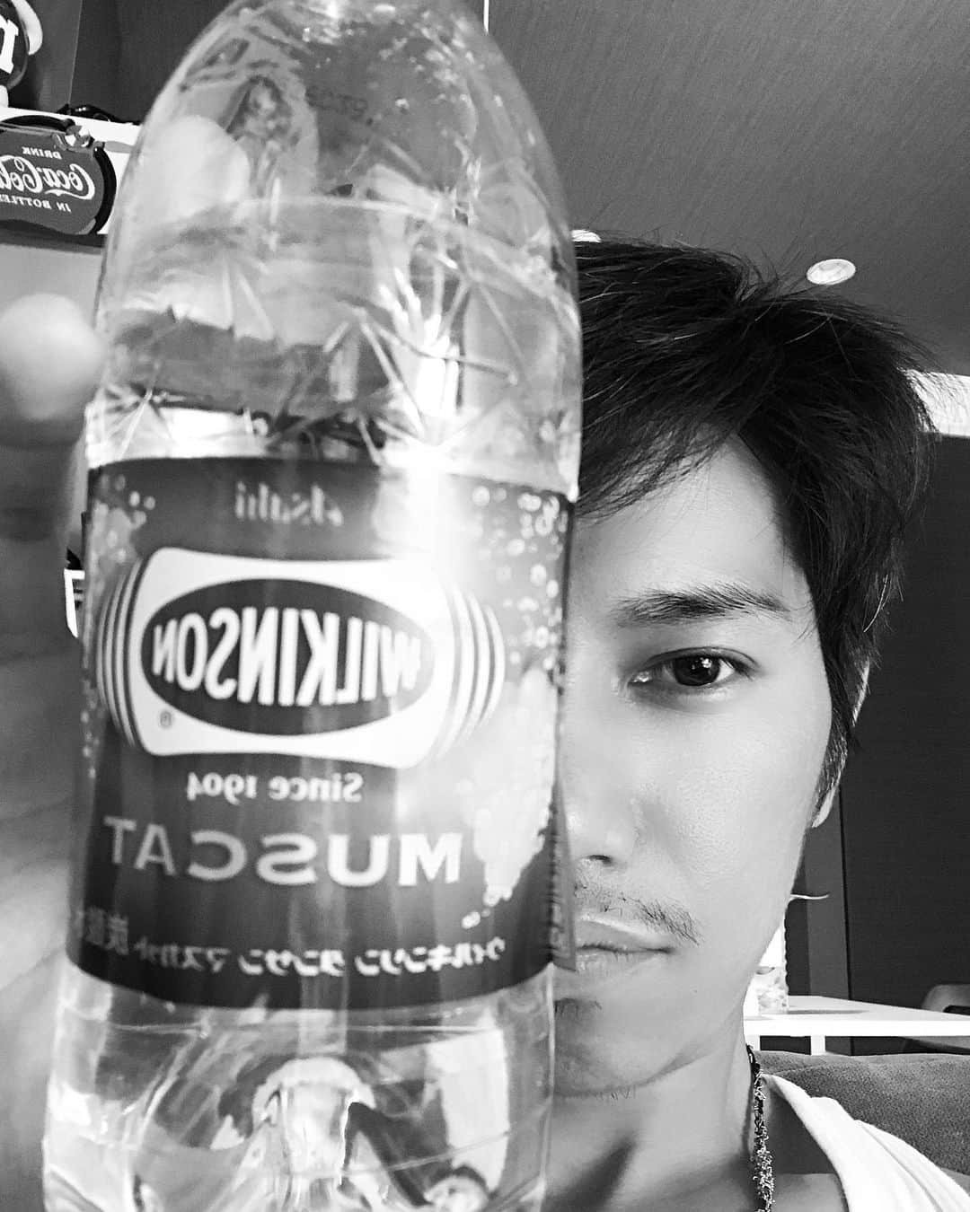 山本佳志のインスタグラム：「Wilkinson muscat I  I  I  I  I  最近お気に入りの ウィルキンソンマスカット 美味しいから飲んでみて😎  9月入っても変わらず暑い💦 夏好きな僕は夏の余韻に浸ってます やり残した事するなら今のうちよ！？  それから、夏の終わりにオンラインでお芝居やります。 その名も 「夏の終わりのオンライン婚活」 そう、婚活やってみます笑 もう日付変わって今日から本番！ 2枚目の写真も見てね！ 今回はね、みんな大好きzoomで自分の家に居ながら楽しめるというこの時期ならではの画期的なお芝居です！  東京にいてもいなくても関係なし👍  良かったら観てくださいね✋😁 色んな役日替わりでやります✌️ よろしくお願いします🙏  https://natsunoowarino.themedia.jp/pages/4122539/page_202008081146  #ウィルキンソン #マスカット #炭酸大好き #芝居 #演劇 #エンタメ #俳優 #役者 #オン婚 #夏 #summer」