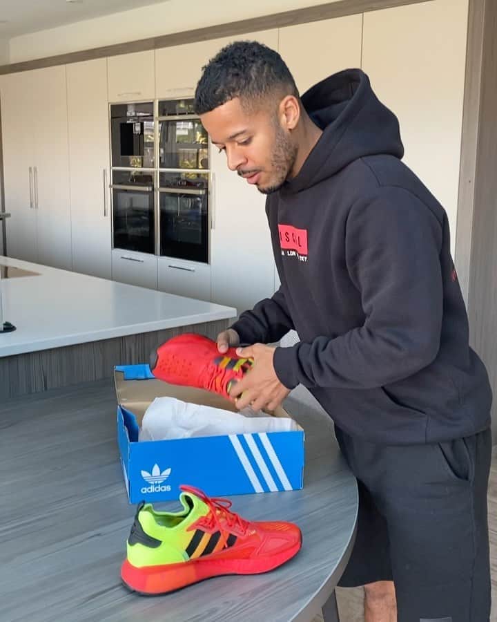 F2Freestylersのインスタグラム：「Thank you @adidaslondon for sending these! 🙌🏽😂 Wait for the end...」