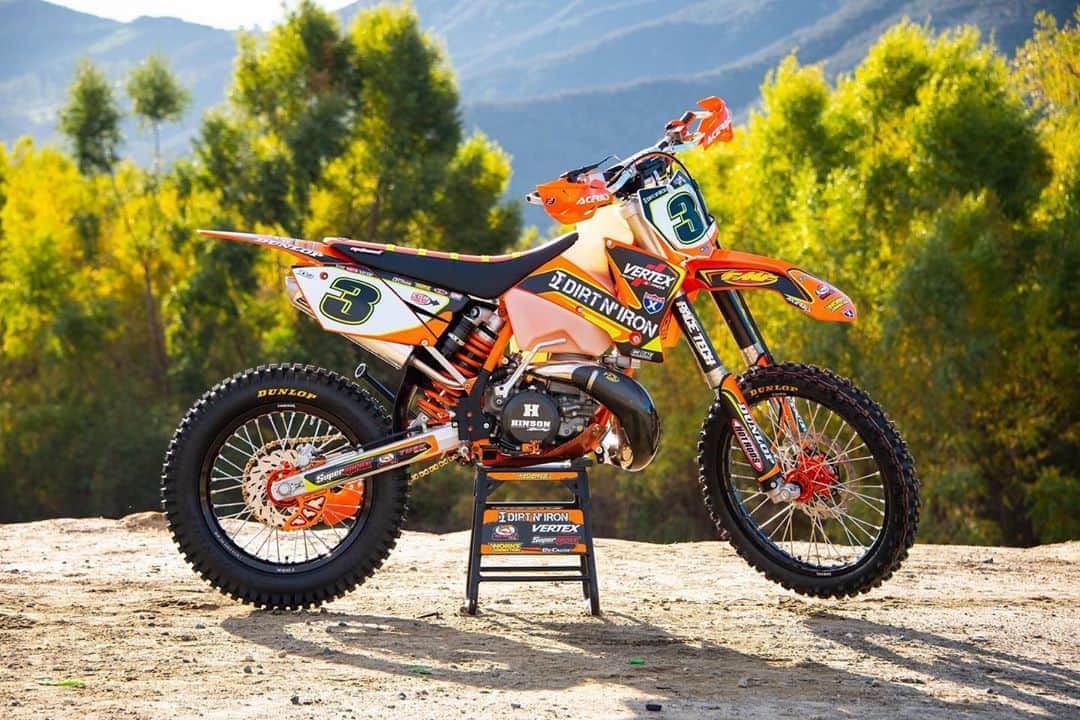 Racer X Onlineさんのインスタグラム写真 - (Racer X OnlineInstagram)「With the help of @dirt.bike.tv we tricked out a KTM 350 XC-F in our November issue. Together we've been showing off head-turning bikes for a long time, check out some of our favorites they've built for us over the years. (Swipe for our top 10 favorite builds). Video on @RacerXOnline 🔗 LINK IN BIO 🔥」9月12日 2時05分 - racerxonline