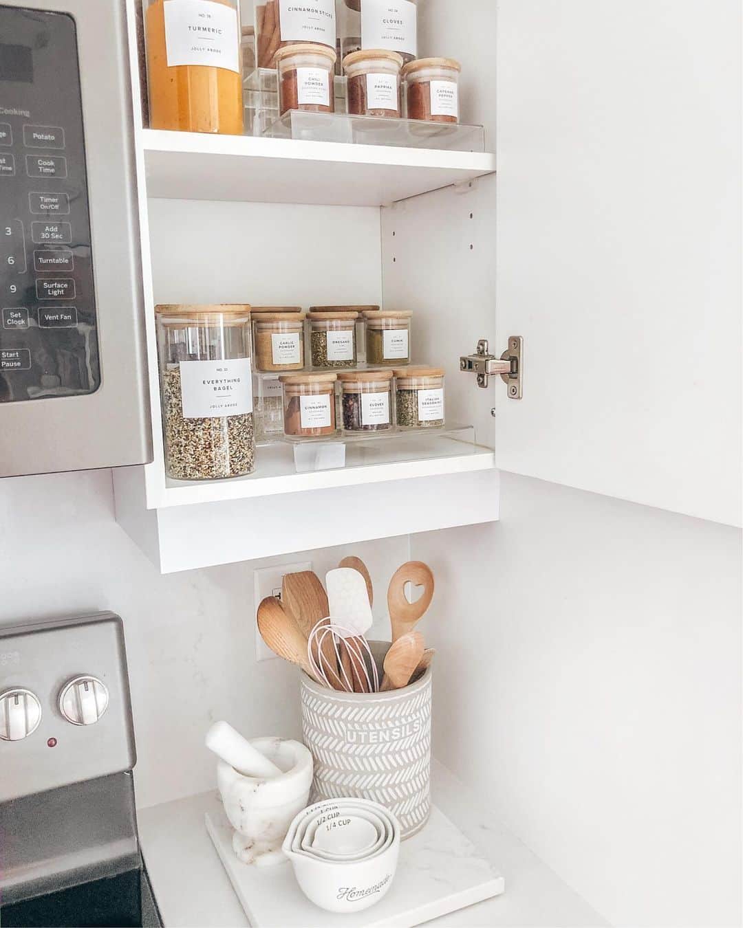 Stephanie Sterjovskiさんのインスタグラム写真 - (Stephanie SterjovskiInstagram)「I’ve got the perfect weekend project for you 😉 My pantry organization video is now live on my channel - link in bio! 🎉 Love how it turned out 🤗 ... let me know if this inspires you to do the same down below in the comments 👇 Links to jars/labels on my blog & my @liketoknow.it page: http://liketk.it/2Wkya #liketkit #StayHomeWithLTK #LTKhome #pantryorganization #spicelabels #homeorganization #thehomeedit #jollyabode」9月12日 2時19分 - stephsjolly