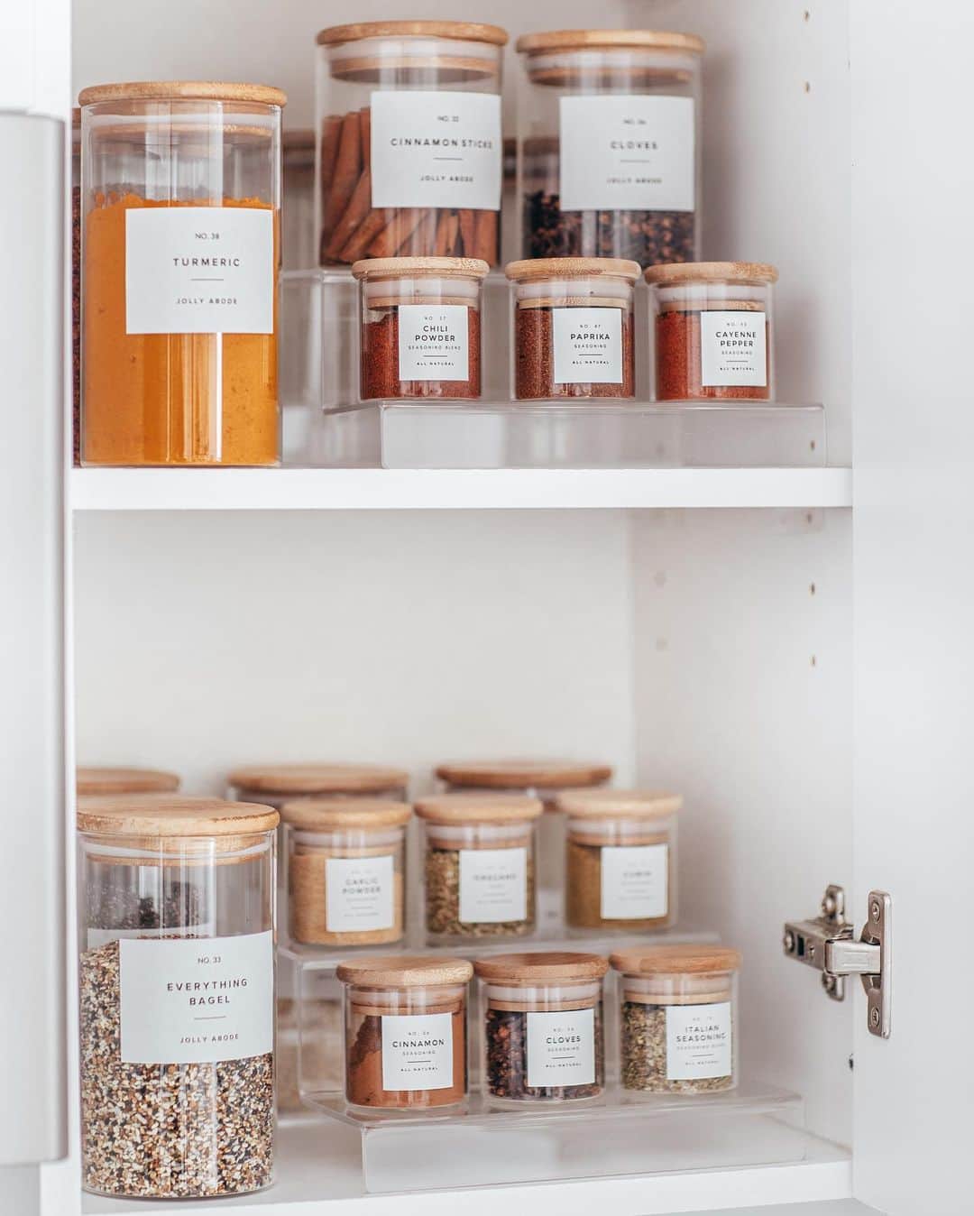 Stephanie Sterjovskiさんのインスタグラム写真 - (Stephanie SterjovskiInstagram)「I’ve got the perfect weekend project for you 😉 My pantry organization video is now live on my channel - link in bio! 🎉 Love how it turned out 🤗 ... let me know if this inspires you to do the same down below in the comments 👇 Links to jars/labels on my blog & my @liketoknow.it page: http://liketk.it/2Wkya #liketkit #StayHomeWithLTK #LTKhome #pantryorganization #spicelabels #homeorganization #thehomeedit #jollyabode」9月12日 2時19分 - stephsjolly