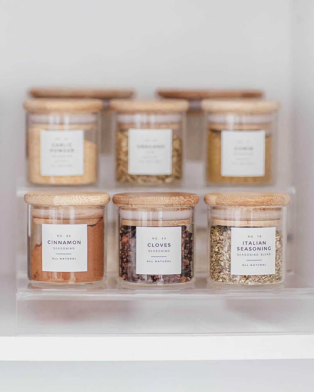 Stephanie Sterjovskiさんのインスタグラム写真 - (Stephanie SterjovskiInstagram)「I’ve got the perfect weekend project for you 😉 My pantry organization video is now live on my channel - link in bio! 🎉 Love how it turned out 🤗 ... let me know if this inspires you to do the same down below in the comments 👇 Links to jars/labels on my blog & my @liketoknow.it page: http://liketk.it/2Wkya #liketkit #StayHomeWithLTK #LTKhome #pantryorganization #spicelabels #homeorganization #thehomeedit #jollyabode」9月12日 2時19分 - stephsjolly