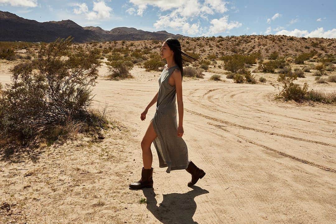カレントエリオットのインスタグラム：「walk this way to the link in our bio for the perfect week to weekend dress / #tgif」
