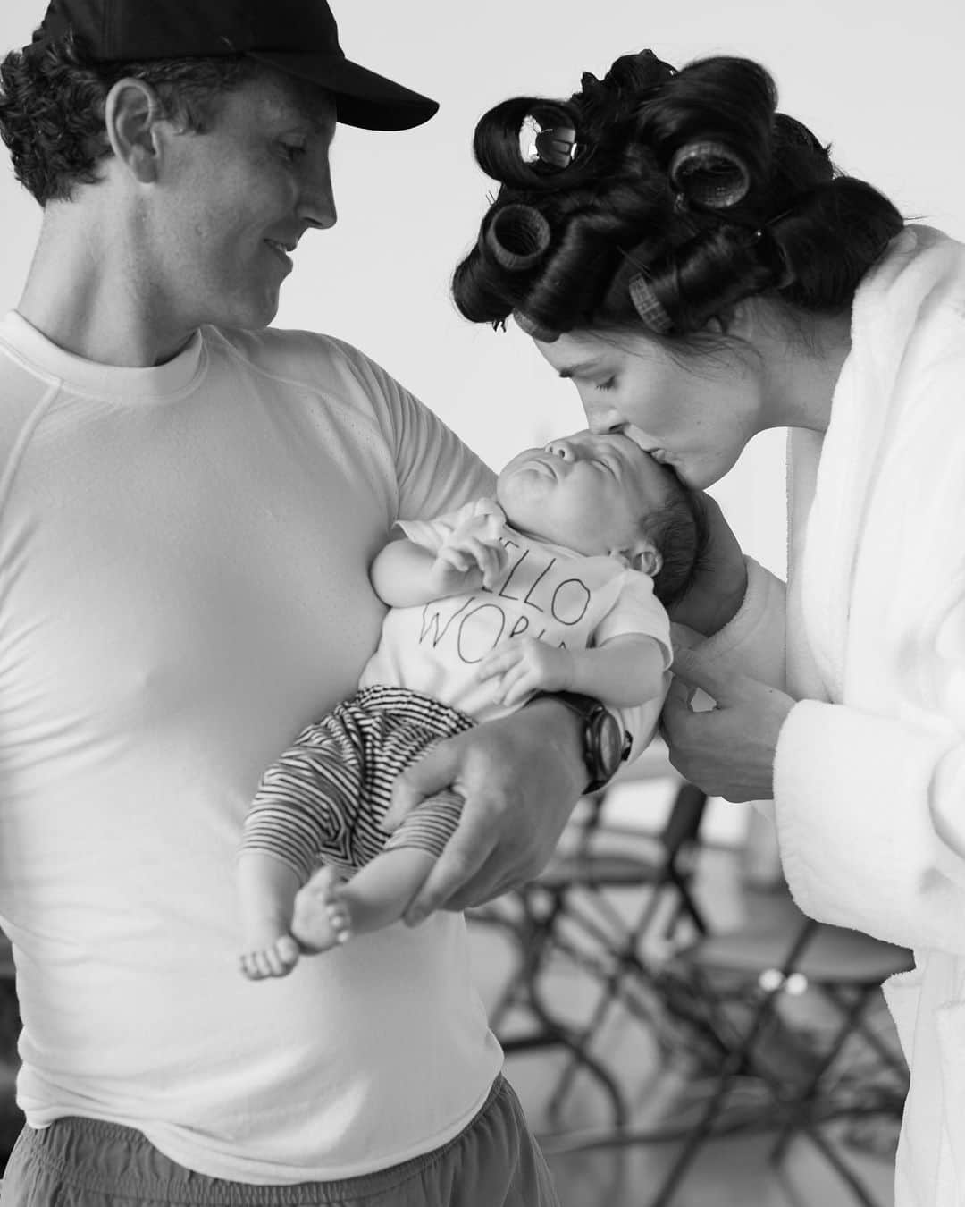 ヒラリー・ローダのインスタグラム：「Baby Nash 🥰 thank you @lipman.studio for capturing these moments at our shoot yesterday!」