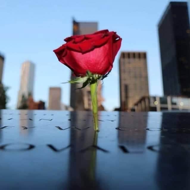 キーリー・マーシャルのインスタグラム：「My dad took this picture when my family visited the 9/11 memorial. Thank you to those who went into those buildings knowing they may not come out. My heart hurts for all those who were killed, injured, or had a family member who was there. Take a moment. Remember those who were lost. Look at your loved ones and be grateful that they are safe and healthy. My heart and prayers go out to all those affected.」