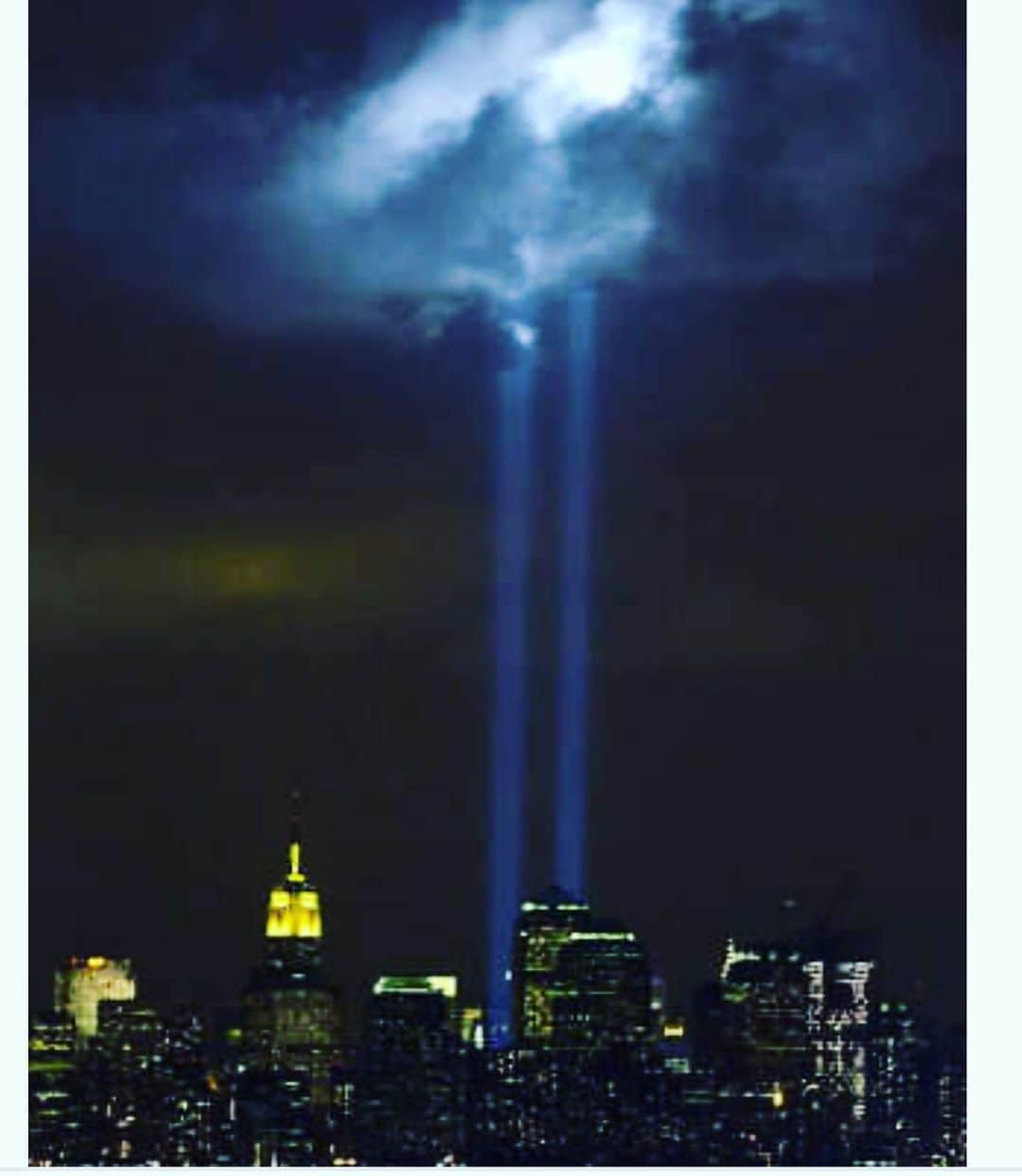 マリン・アッカーマンさんのインスタグラム写真 - (マリン・アッカーマンInstagram)「#neverforget remembering the day, the lives that were lost, and the heroes that came through. Taking a moment to be grateful to all the essential workers then and now working hard to keep us safe. #strongertogether #911 #remember #thankyou」9月12日 2時25分 - malinakerman