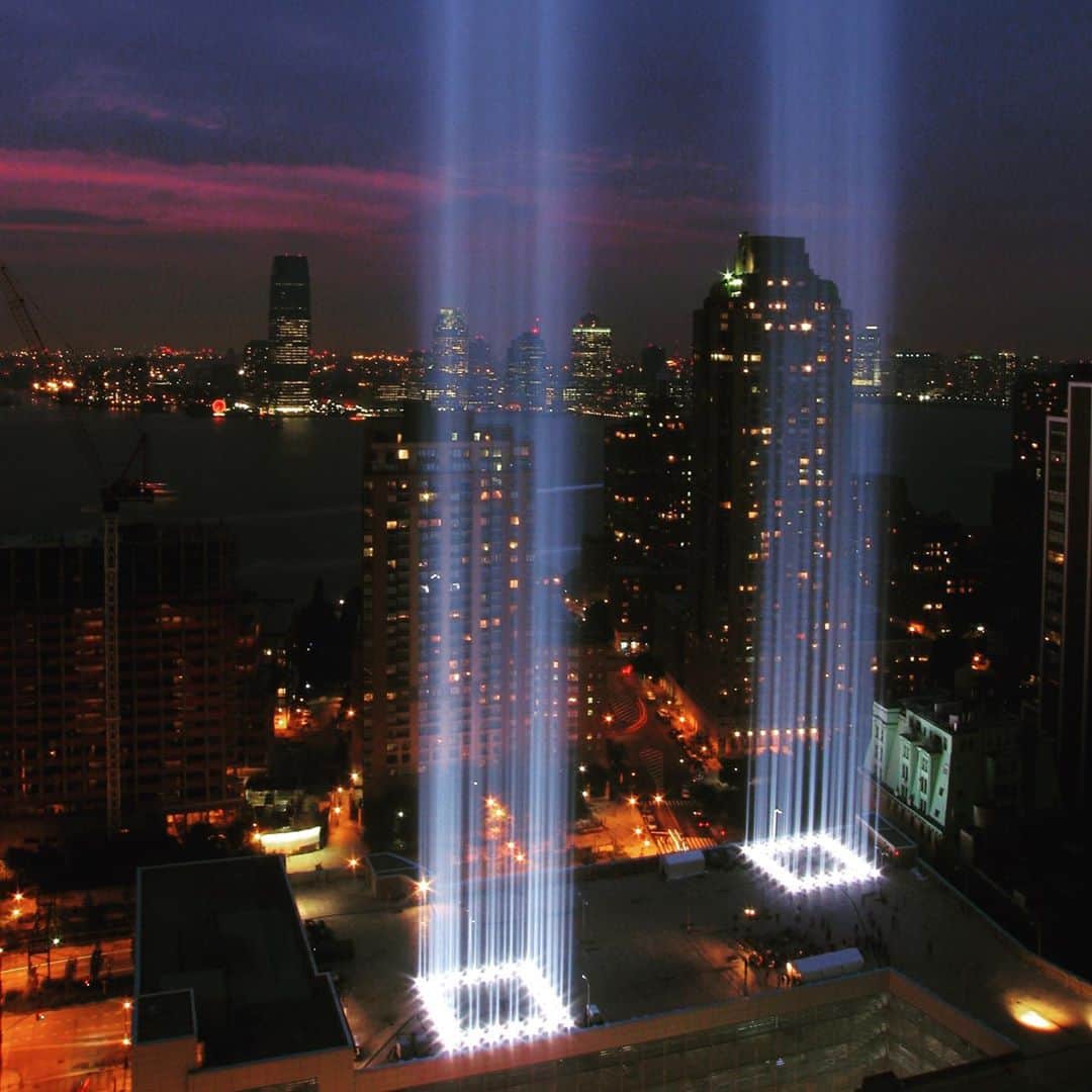 ルーシー・リューさんのインスタグラム写真 - (ルーシー・リューInstagram)「Today my family pays tribute to those we lost in the horrific attack of the Twin Towers. We honor the brave women and men who risked everything to protect and save others. Our lives were forever changed on this day 19 years ago and we will #NeverForget. Thank you for your indomitable courage.」9月12日 2時31分 - lucyliu