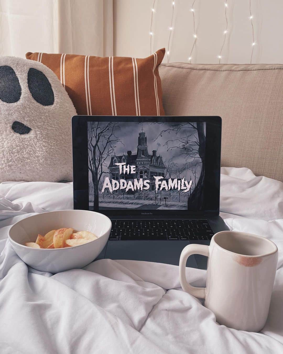 Kalyn Nicholsonのインスタグラム：「rainy, chilly weather = comforting classics. if you're looking for something to curl up to tonight I got you...  8 shows & films to comfort you into a fall cocoon🍂:  1. The Addams Family (1960s version) // 𝕡𝕣𝕚𝕞𝕖 𝕧𝕚𝕕𝕖𝕠 2. When Harry Met Sally 𝐨𝐫 You've Got Mail (autumn in New York vibes) // 𝕪𝕠𝕦𝕥𝕦𝕓𝕖 𝕞𝕠𝕧𝕚𝕖𝕤 3. E.T. (childhood throwback + aliens 🖖🏼) // 𝕟𝕖𝕥𝕗𝕝𝕚𝕩 4. Practical Magic (for this waning crescent Friday) // 𝕡𝕣𝕚𝕞𝕖 𝕧𝕚𝕕𝕖𝕠 5. It's the Great Pumpkin, Charlie Brown (good background TV to keep you company) // 𝕡𝕣𝕚𝕞𝕖 𝕧𝕚𝕕𝕖𝕠 6. Harry Potter (any and all of them) // 𝕟𝕖𝕥𝕗𝕝𝕚𝕩 7. Remember The Titans (football + motivational sobs + young Denzel Washington & Ryan Gosling) // 𝕪𝕠𝕦𝕥𝕦𝕓𝕖 𝕞𝕠𝕧𝕚𝕖𝕤 8. Matilda (another nostalgic classic with the best tunes) // 𝕟𝕖𝕥𝕗𝕝𝕚𝕩  🖤 take care of yourselves!」