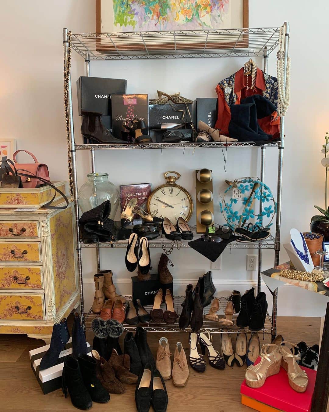 Monday満ちるさんのインスタグラム写真 - (Monday満ちるInstagram)「As I got my 10K steps in this morning, I discovered a pop up consignment shop in the town I live #Katonah (next to the Fado shop)...the name is escaping me but the woman who runs it, Mary, is a delight. Her selections are EXCELLENT, tasteful, upscale...and the prices are a #steal ! I scored 2 beautiful Italian cashmere jackets for $40 each. You can find Chanel shoes and boots for $100, a GORGEOUS vintage Stick willow couch set that easily commands $10K+ for $1800, modern artwork and photographs, jewelry, etc...really great stuff!」9月12日 2時47分 - mondaymichiru