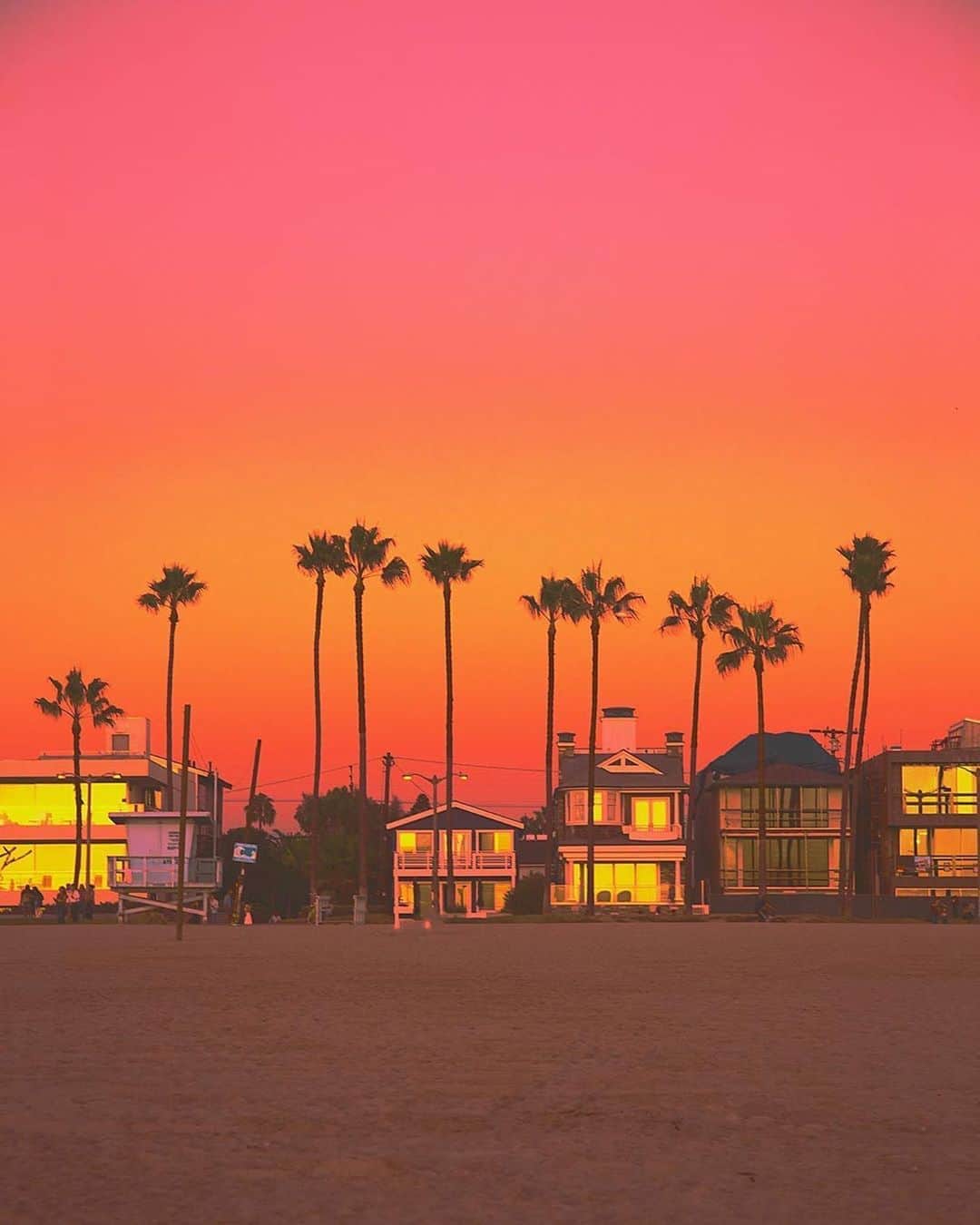 instagoodさんのインスタグラム写真 - (instagoodInstagram)「@hpenasa   What I like most about living in Los Angeles is that I can take photos of the sunset any day of the week. How many of you would like to live in these houses?」9月12日 2時57分 - instagood