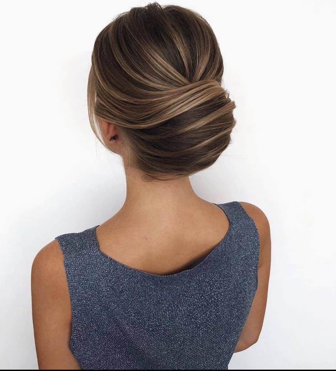 I N S T A B R A I Dのインスタグラム：「nothing quite as timeless and beautiful as a bun updo🤍」