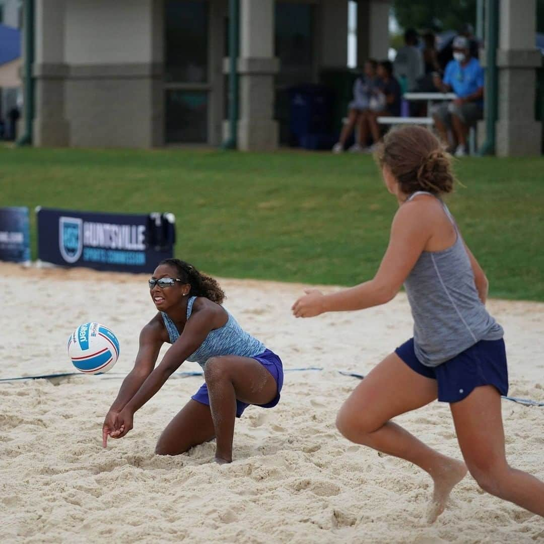 USA Volleyballさんのインスタグラム写真 - (USA VolleyballInstagram)「The National Beach Tour is BACK this month beginning a 1️⃣0️⃣ month campaign the concludes with the National Beach Tour Junior Championships next summer! 🏖 There are two ways to qualify and benefits to each one.  Check out our breakdown to learn more, link in bio! #USAVnbt」9月12日 3時01分 - usavolleyball