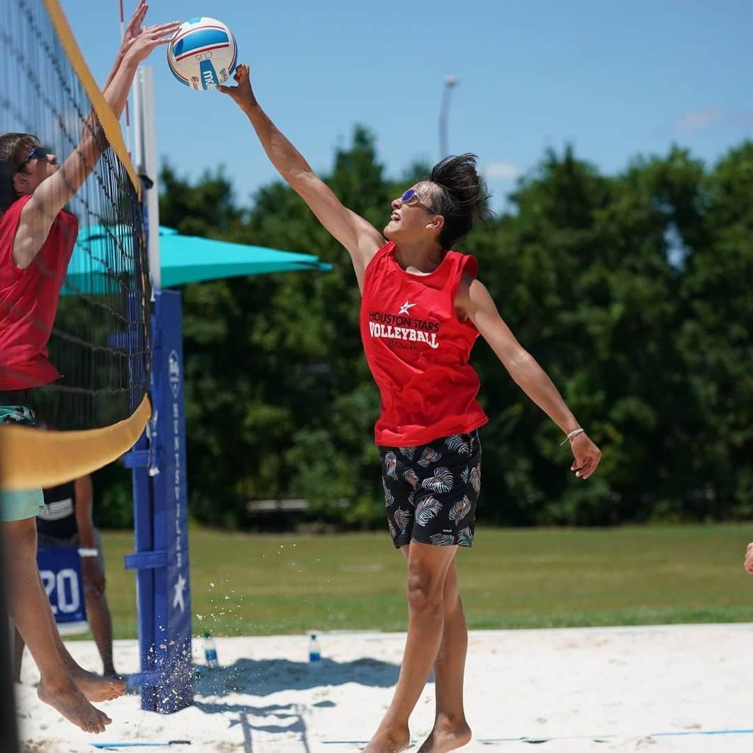 USA Volleyballさんのインスタグラム写真 - (USA VolleyballInstagram)「The National Beach Tour is BACK this month beginning a 1️⃣0️⃣ month campaign the concludes with the National Beach Tour Junior Championships next summer! 🏖 There are two ways to qualify and benefits to each one.  Check out our breakdown to learn more, link in bio! #USAVnbt」9月12日 3時01分 - usavolleyball