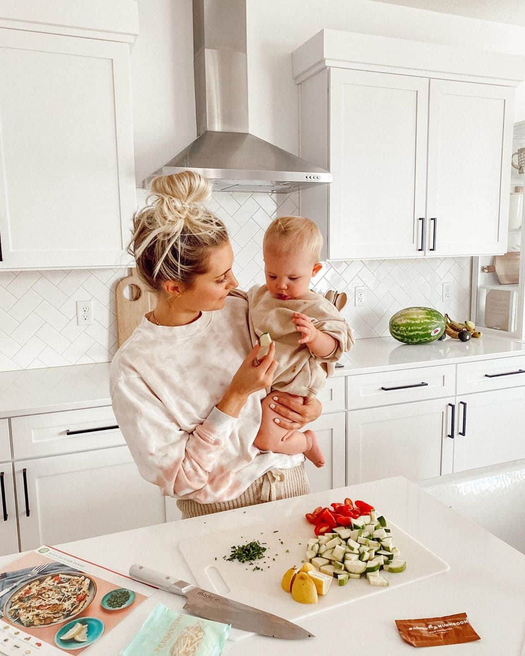 Aspyn Ovard Ferrisさんのインスタグラム写真 - (Aspyn Ovard FerrisInstagram)「My @hellofresh helper ❤️😍 We love their meals because it makes dinner so quick and easy!! I don’t have to prep or plan anything and most recipes take about 30 minutes. You can go to hellofresh.com and use code IGASPYN80 for $80 in savings! #hellofreshpics #getcooking #hellofreshpartner @hellofresh」9月12日 3時03分 - aspynovard