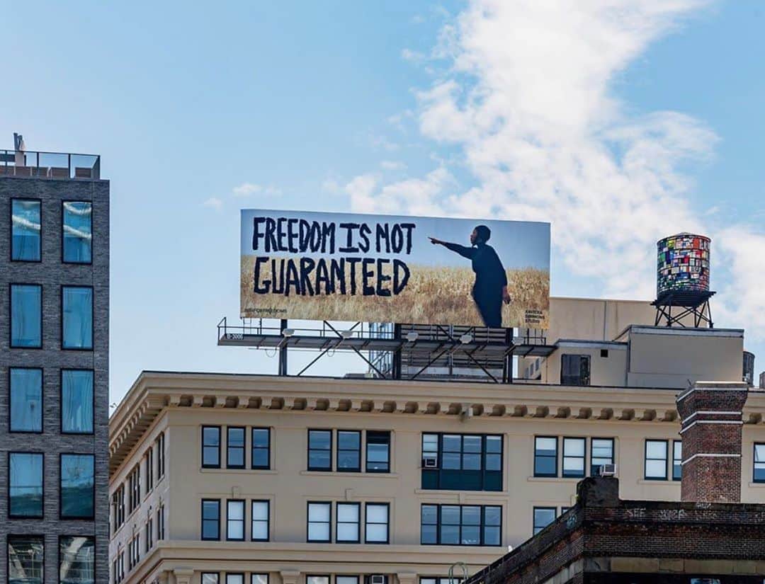 Grace Bonneyのインスタグラム：「Hi, @nogophoto here again! I’m also happy to be here sharing other recent public art that has moved me. Pictured here in Brooklyn, NY, is @xavierasimmons piece was originally displayed in South Dakota as a part of @ForFreedoms' 2018 50 States Initiative campaign. Xaviera is also a Public Art Fund artist and we were lucky to have her on the 3rd episode of our @publicartfund podcast, #PublicArtWorks, along with artist Kate Gilmore and filmmaker, activist, and author @paolamendoza. As I look at this work, I think of something Xaviera said during that recording, “And I'm really excited for the idea where I can make work for a public larger than even what is my conceived, or perceived community.” In turn, I am excited at the prospect that people are seeing this, doing a double take, and hopefully thinking about it.  *@ForFreedoms is an artist-led organization co-founded by Public Art Fund artist, board member, and friend @hankwillisthomas. They always have something interesting up their sleeves and are a great IG follow!   📷 @xavierasimmons. In collaboration with @twotreesny. Also pictured: @tomfruin   Photo by @gilesashford_archphoto」