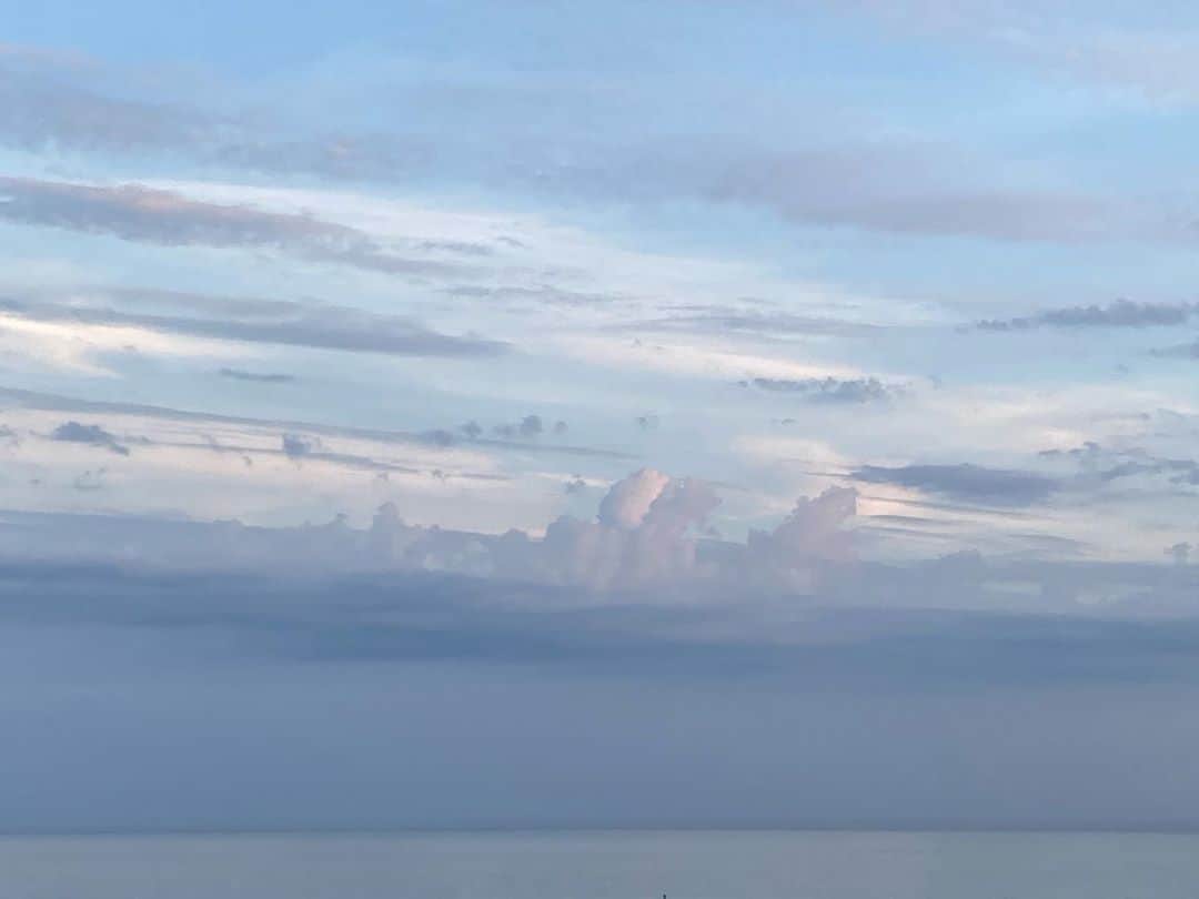 アレクシマビーユのインスタグラム：「Like a painting #monaco #sky #clouds #endoftheday #blue #shadesofblue #chill @emilhumbert @the_beefboy」