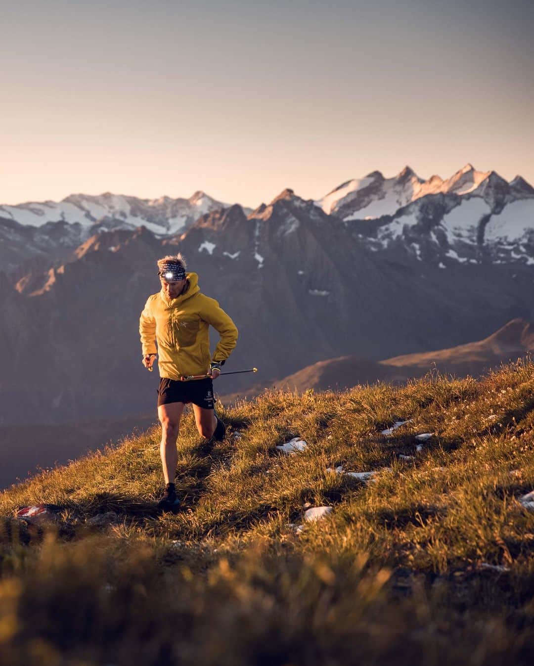 Suuntoさんのインスタグラム写真 - (SuuntoInstagram)「Sunset or Sunrise? For 🇦🇹 Suunto Athlete @markuskroell best is 🏃🏻‍♂️ from sunrise to sunset in his amazing playground, the Zillertal Alps 🏔 #adventurestartshere #Suunto9」9月12日 3時08分 - suunto