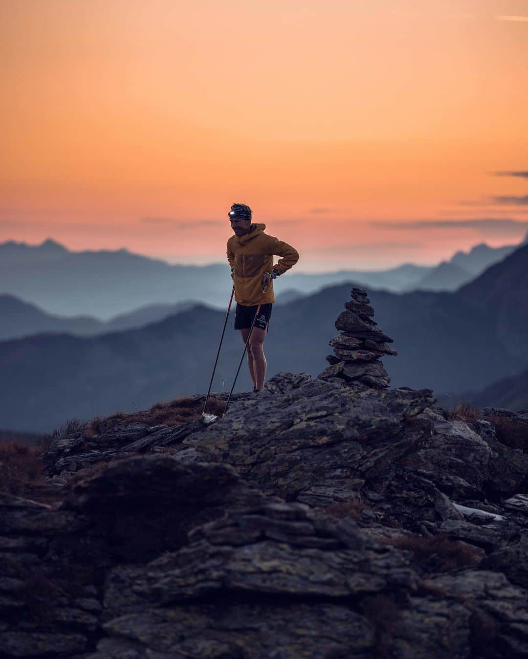 Suuntoさんのインスタグラム写真 - (SuuntoInstagram)「Sunset or Sunrise? For 🇦🇹 Suunto Athlete @markuskroell best is 🏃🏻‍♂️ from sunrise to sunset in his amazing playground, the Zillertal Alps 🏔 #adventurestartshere #Suunto9」9月12日 3時08分 - suunto
