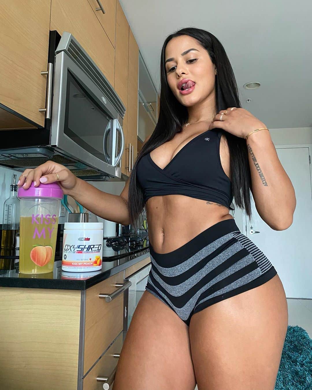 Katya Elise Henryさんのインスタグラム写真 - (Katya Elise HenryInstagram)「You all know I love my lil back rolls, my cellulite, everything about my body. However, sometimes I have areas that I just want to tighten and tone a little! Whenever I need an extra boost I drink Kiss My Peach Oxyshred by @ehplabs before my workouts. It targets that stubborn fat and kicks it to the curb! It’s a non stimulant pre workout so it’s perfect for anyone who is sensiiii to caffeine like myself. New flavors are alwayssss dropping so what are you waiting for?! 😍😍😍 go to www.EHPlabs.com and use code KATYA10 at checkout to save you some money!」9月12日 3時26分 - katyaelisehenry