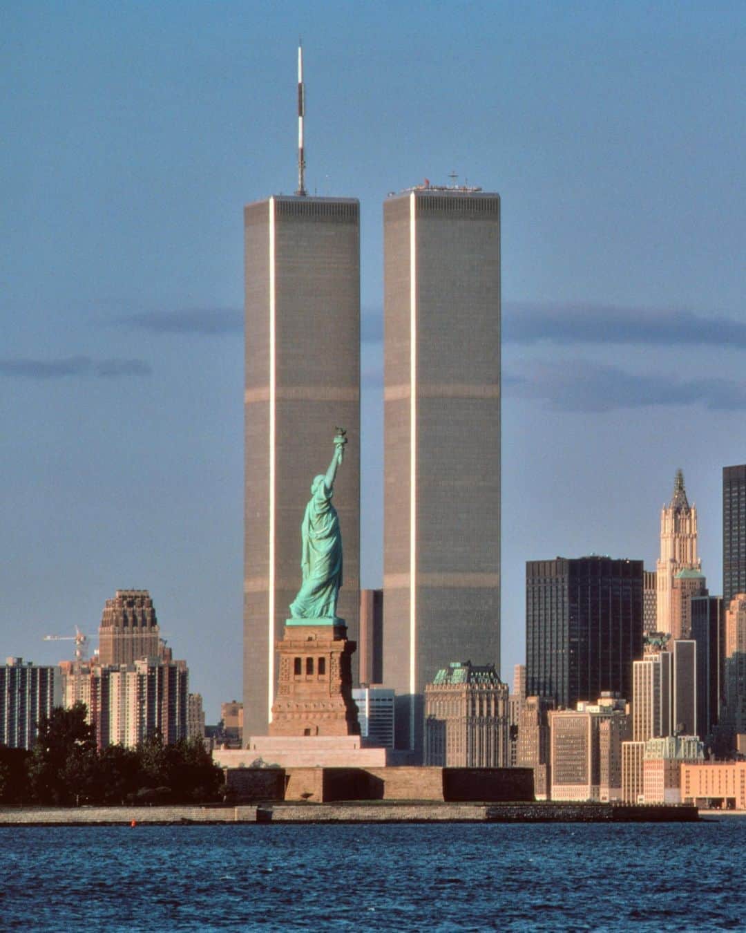 オスカーデラレンタさんのインスタグラム写真 - (オスカーデラレンタInstagram)「Today, we remember those who lost their lives on 9/11 and honor those who worked so hard restore our great city. #neverforget」9月12日 3時27分 - oscardelarenta