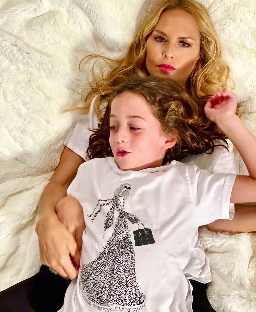 レイチェル・ゾーのインスタグラム：「My 👼🏼 #Kaius ending the week in our new “Style is a way to say who you are without having to speak” because he wanted to wear a shirt with Mommy on it 😭❤️. Even better is a portion of proceeds goes to 💚 @baby2baby to the children who need it most.  Get yours now in Adult sized XS-XL  and spread #love XoRZ」