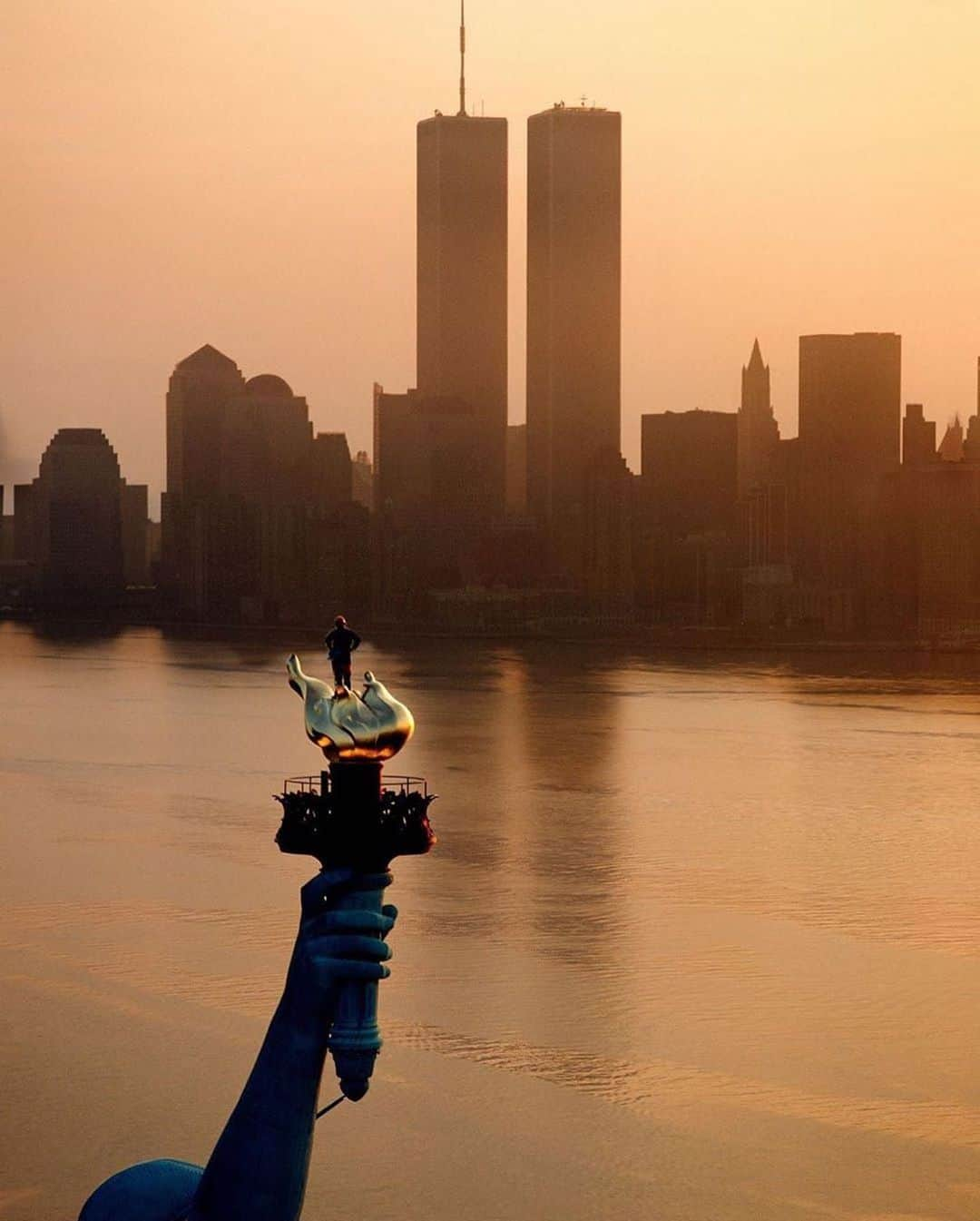 ナオミ・ワッツさんのインスタグラム写真 - (ナオミ・ワッツInstagram)「Our unbreakable NYC. #neverforget #newyorktough 📸:@timothywhite via @morrisonhotelgallery」9月12日 3時33分 - naomiwatts