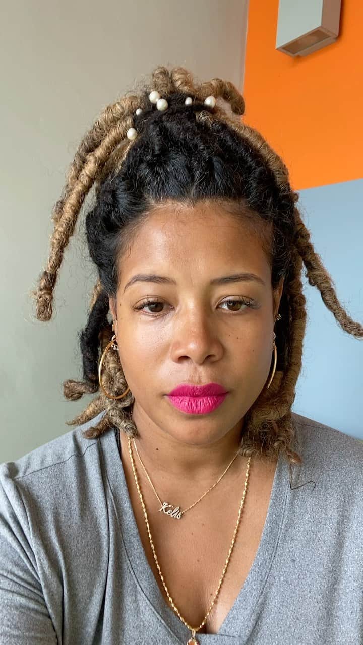 ケリスのインスタグラム：「I’m going to bring you guys with me as much as I can on my plan to get back to myself! I want to Talk about all the things women go through often silently and how intense the process can be to regain the parts of your old self we value the most while embracing all that is new and beautiful. I am releasing 3 GOLD MINE boxes on SALE TODAY ! I want to show you how with only food and no work out for the next 6 weeks how important self care is and how our bodies will positively respond . Anti inflammatory, anti bruising ,joint and gut health , and of course SKIN AND HAIR !!!!!!! Let’s get it together cause 2020 has been crazy but it doesn’t mean we can’t build and keep getting better ! Stay tuned I will post the sale boxes shortly so turn your notifications on fam !!!!! #health #proud #mama #sexyback #foodie #eatwell #farmlife #newbaby #eatwell #selfcare」