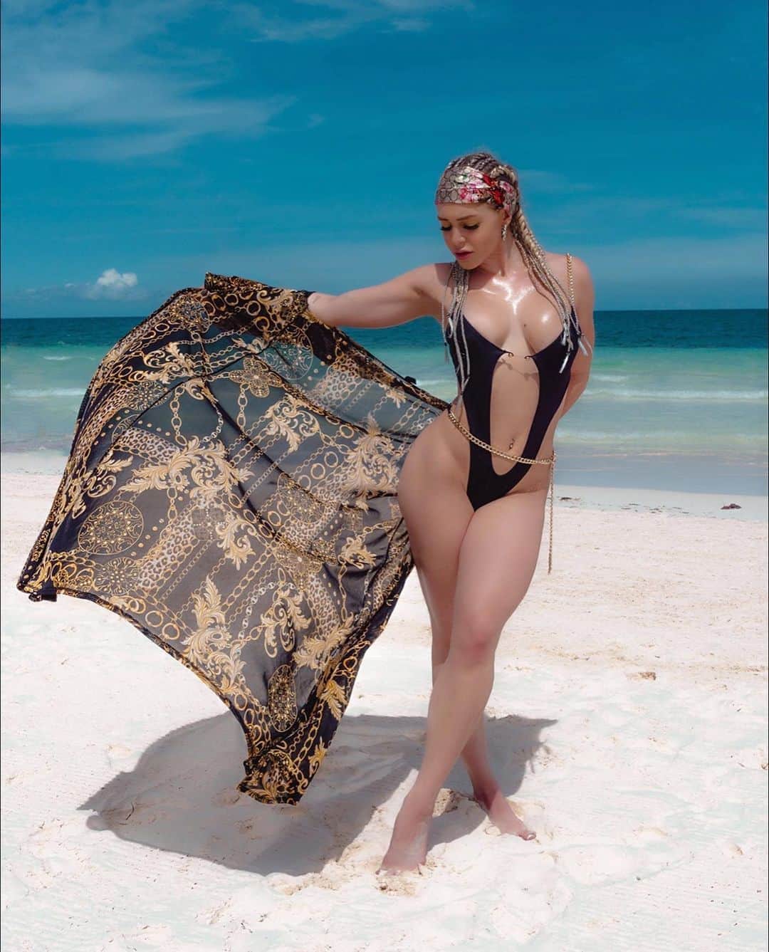 Courtney Tailorさんのインスタグラム写真 - (Courtney TailorInstagram)「Sip a piña colada by the ocean with me?🍹 . @dextercoffman  . . . . #ohpolly #versace #fn #tulum #mexico #beach #braids #casamalca」9月12日 3時43分 - courtneytailor