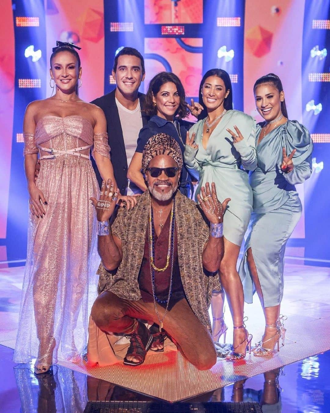 Claudia Leitteのインスタグラム：「Eita, que saudade dessa família!!!! Domingo o The Voice Kids volta ao ar, e neste momento difícil e tão sensível que estamos vivendo no mundo, terei que acompanhar as últimas etapas de casa, mas meu parceiro @Mumuzinho vai “sentar lá” e esquentar a cadeira pra cuidar do #TimeClaudia com muito amor! Rsrsrs Meus Kids, comportem-se e obedeçam o tio Mumu! Vocês sabem que torço muito por cada um. Vocês me inspiram!!! Tia Claudinha tá de olho!!! Vamos encerrar a temporada sendo #TimeClauMuzinho e vai ser massa! ♥️」