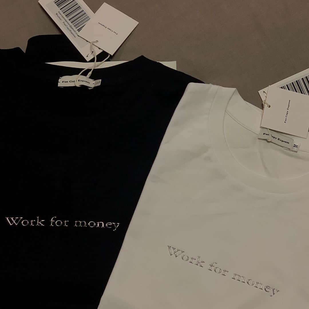 チン・インヒのインスタグラム：「🤍work for money🤑」