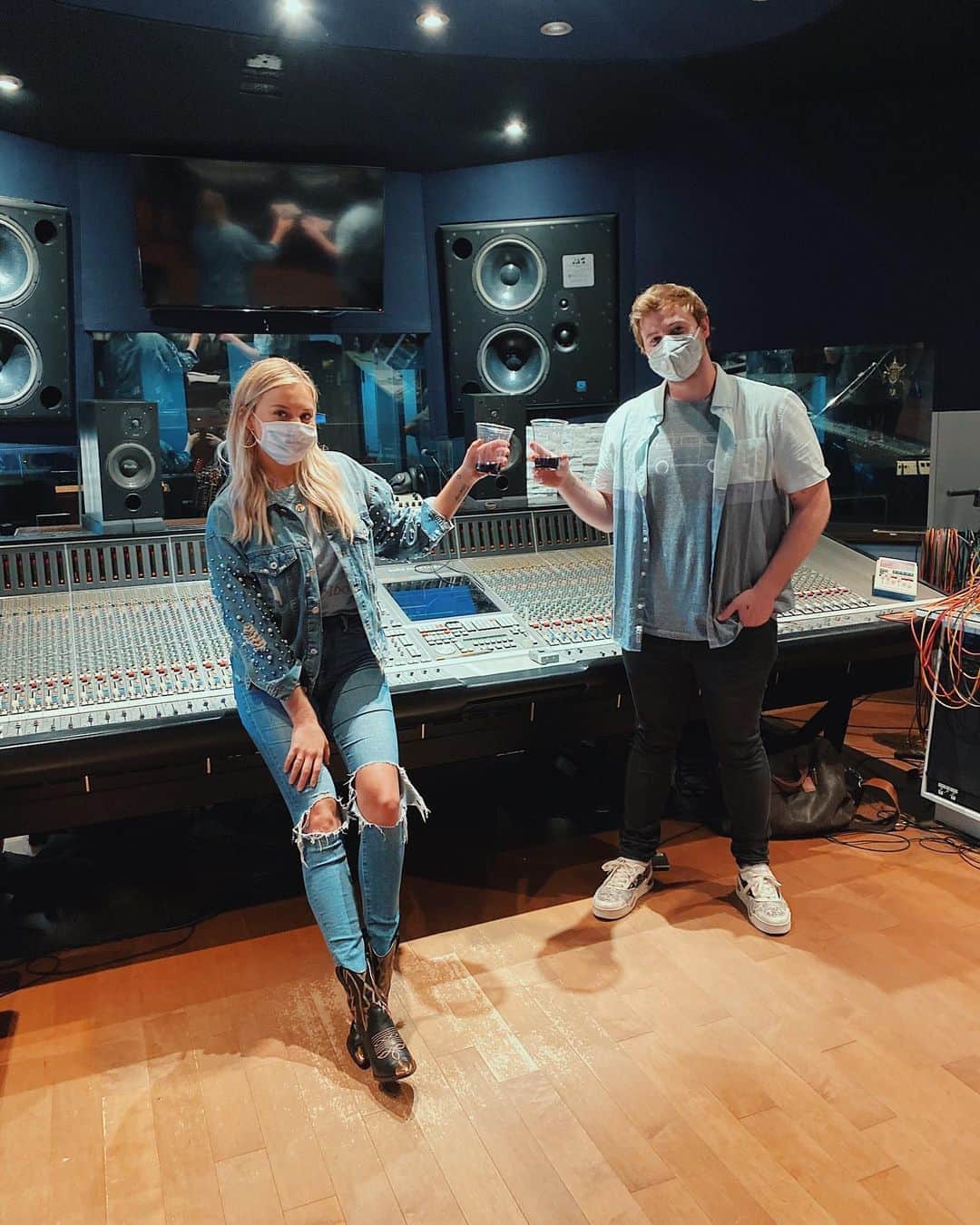 Kelsea Balleriniのインスタグラム：「this was the day @jammyrabbins and I finished ‘ballerini’ only a few weeks ago. jimmy took on this project with so much energy and excitement and creativity, and working with him on reimagining these songs made me fall in love with this album in an entirely different way. it wouldn’t exist without him, and I feel so grateful. Yayyyyy @jammyrabbins !」