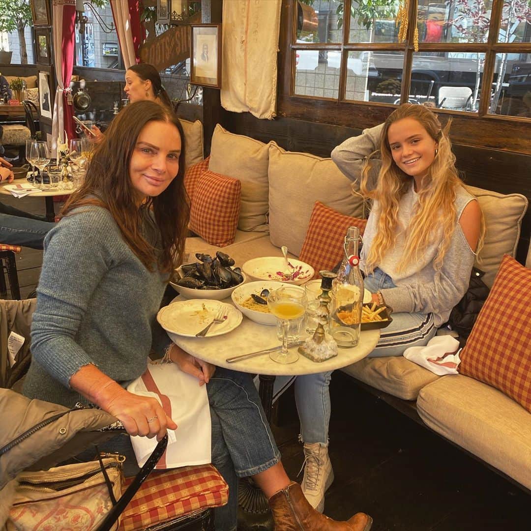 のインスタグラム：「Beautiful @paisleyverea and me indulging while @shareefmalnik is suffering through hot yoga 😝」