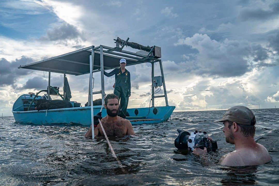 National Geographic Creativeさんのインスタグラム写真 - (National Geographic CreativeInstagram)「Photos by @CarltonWard  in the first frame, @morth_photo captures split-level video of clam farmer Ian Stone harvesting clams on his family’s lease in the Gulf of Mexico near Cedar Key. Ian’s sister and business partner @gretchstone works on the boat in the background. They will be featured in the #LastWildPlaces film about the Florida Wildlife Corridor we are producing with @insidenatgeo. In the subsequent behind-the-scenes photos, filmmakers @danny_schmidt (green shirt) and @ricksmith_media work to portray Gretchen and Ian’s lives, including setting up and interview with Gretchen. Camera assistant @leyoho got in on the action (7th photo). Please follow me @carltonward and @pathofthepanther to learn how the Florida Wildlife Corridor is vital to all Floridans and visitors. @fl_wildcorridor #keepflwild」9月12日 3時58分 - natgeointhefield