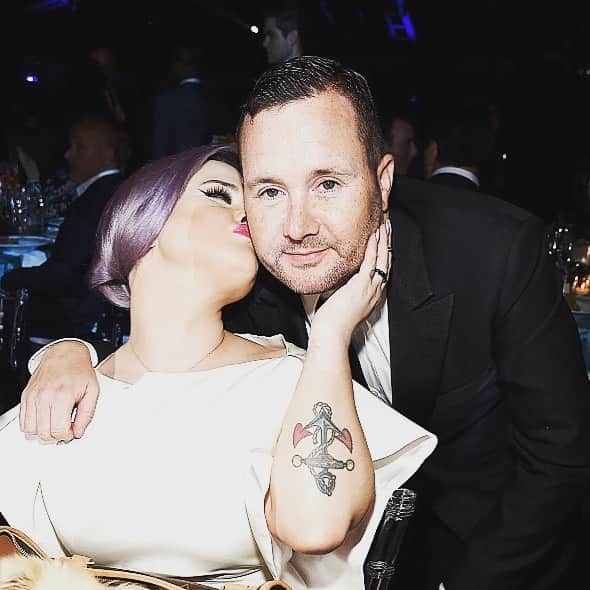 ケリー・オズボーンのインスタグラム：「Happy birthday Dr Jones!!!!! I love you to the moon and back my dear friend! I wish we were all still living in made a potatoes playing dress up with Omar and daddy!!! @mrkimjones」
