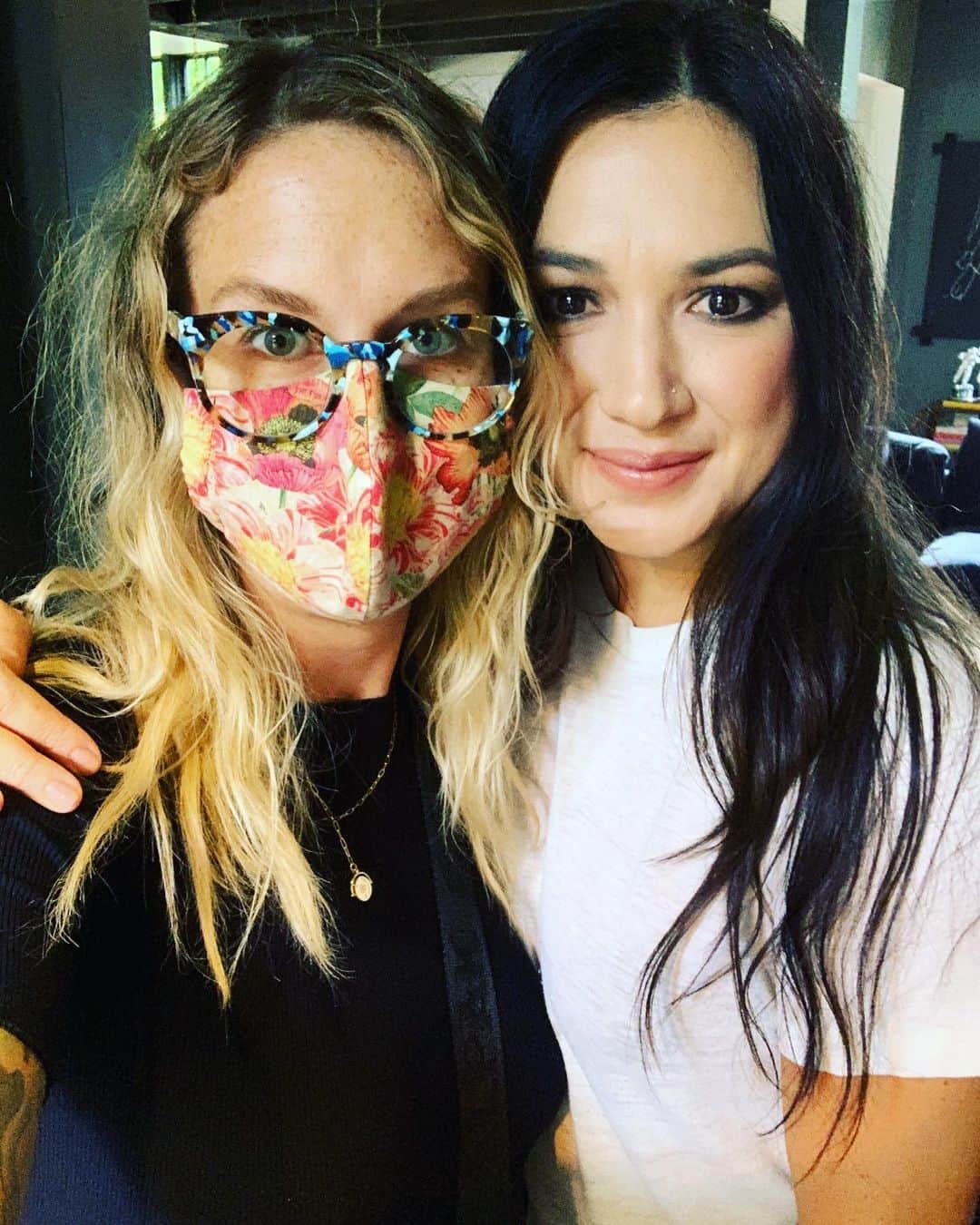 ミシェル・ブランチのインスタグラム：「Felt like a normal working day for the first time in...forever. Had a fun shoot-don’t worry, everyone was masked up and distant. Had my hair/makeup done by @mrs_nashville and finally got to hug her for the first time since January ❤️ It’s a wonder what wearing something other than gym clothes will do for morale.」