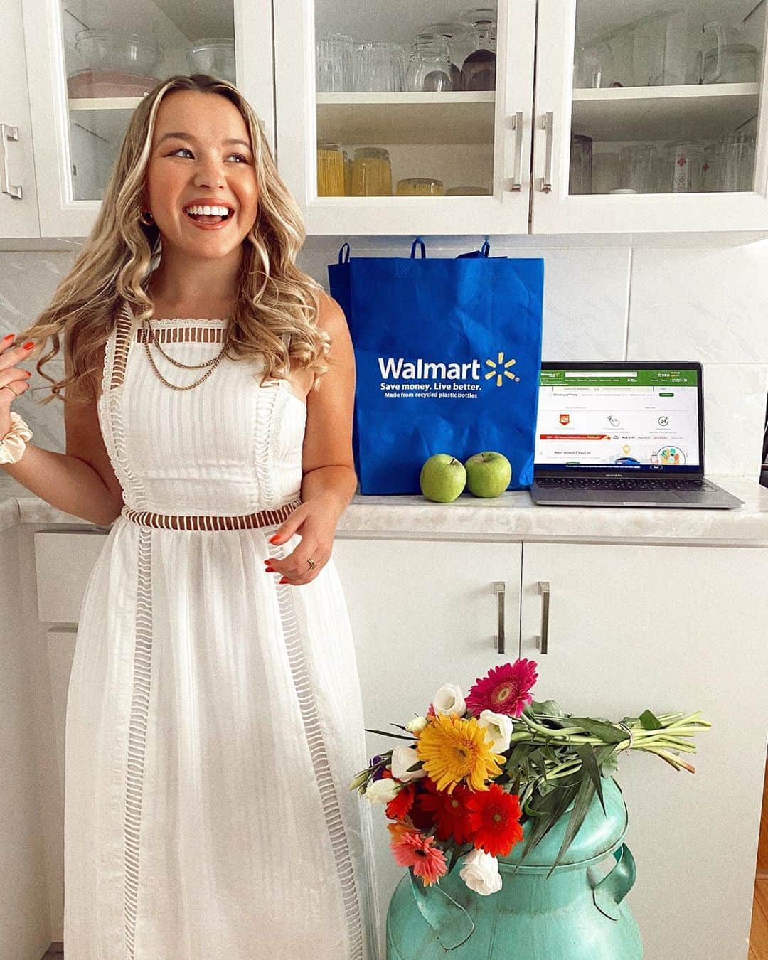 トーリ・ウェブスターのインスタグラム：「Girl boss life hack 👩🏼‍💻💅🏻When I am having a crazy, busy, or stressful week, I open up my computer, and let @walmartcanada help check one of my chores off my list! 🙃Grocery shopping is now easier than ever because all of our groceries can be delivered right to our doors, saving us time and money! 💸 Order with ease from Walmart.ca/grocery to snag prices that are always low. Delivery is available in the GTA on any $50+ grocery order with more delivery slots available than ever before 🚚 Even better? The delivery fee is now on Rollback for only $7.97. #WalmartGrocery *ad」