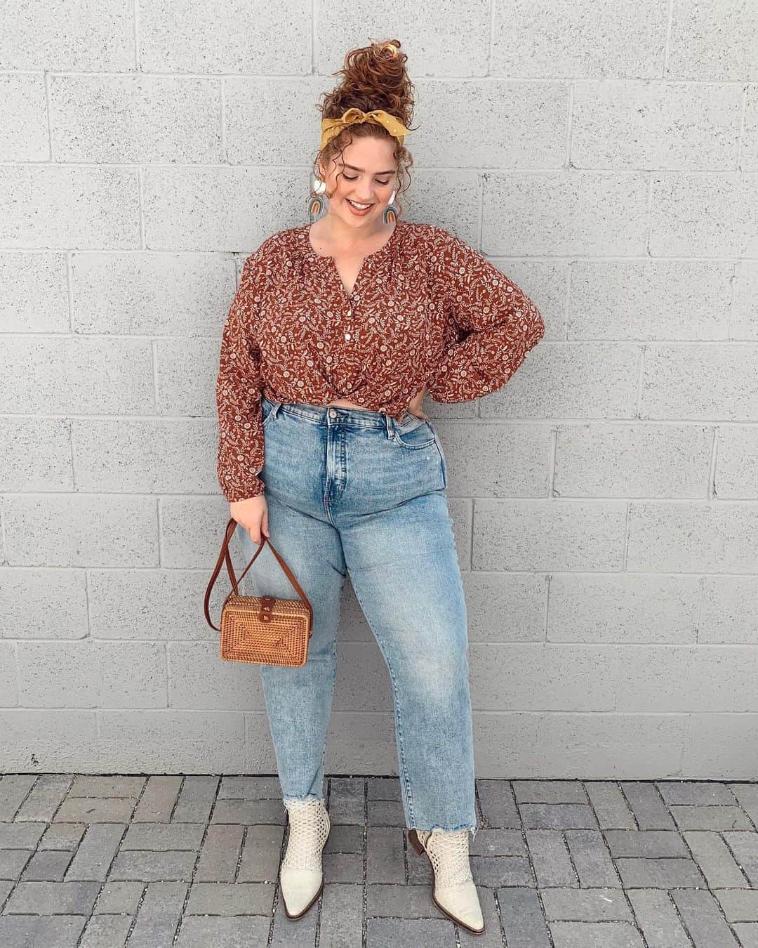 ブリー・キッシュのインスタグラム：「transitioning into fall with @oldnavy 🎃🍂 their extra high-rise sky-hi straight jeans are my favorite pair to do just that! they’re easy to style and perfect for when that first leaf falls! 👖✨ #oldnavystyle #sizeYES #ad」
