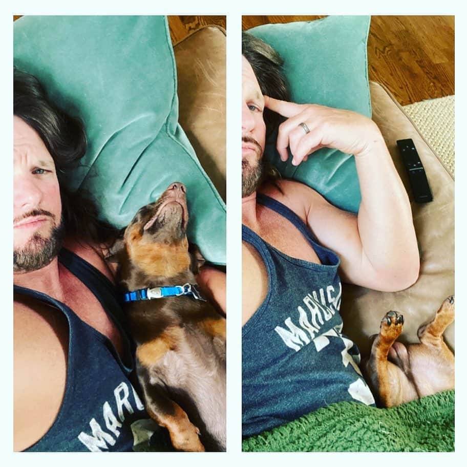 アレン・ジョーンズのインスタグラム：「Napping with Alex 😞」