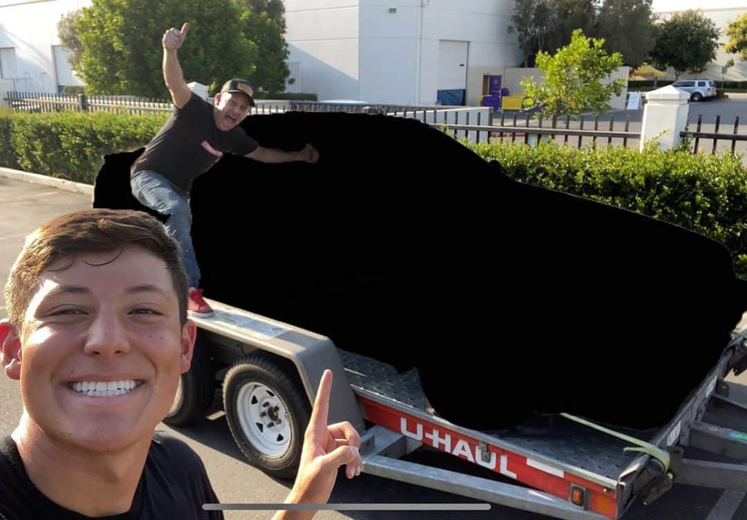 スティーブのインスタグラム：「What did we buy for our New Texas project car??? Take a guess and watch tomorrow’s Steves POV episode to find out!! 次のプロジェクトカーを買っちゃったかな？何を買ったのでしょうか？　明日のスティーブ的視点をお楽しみに！　ところで今テキサスに引越しの移動中❣️ 20時間の旅‼️これからもよろしく!!」