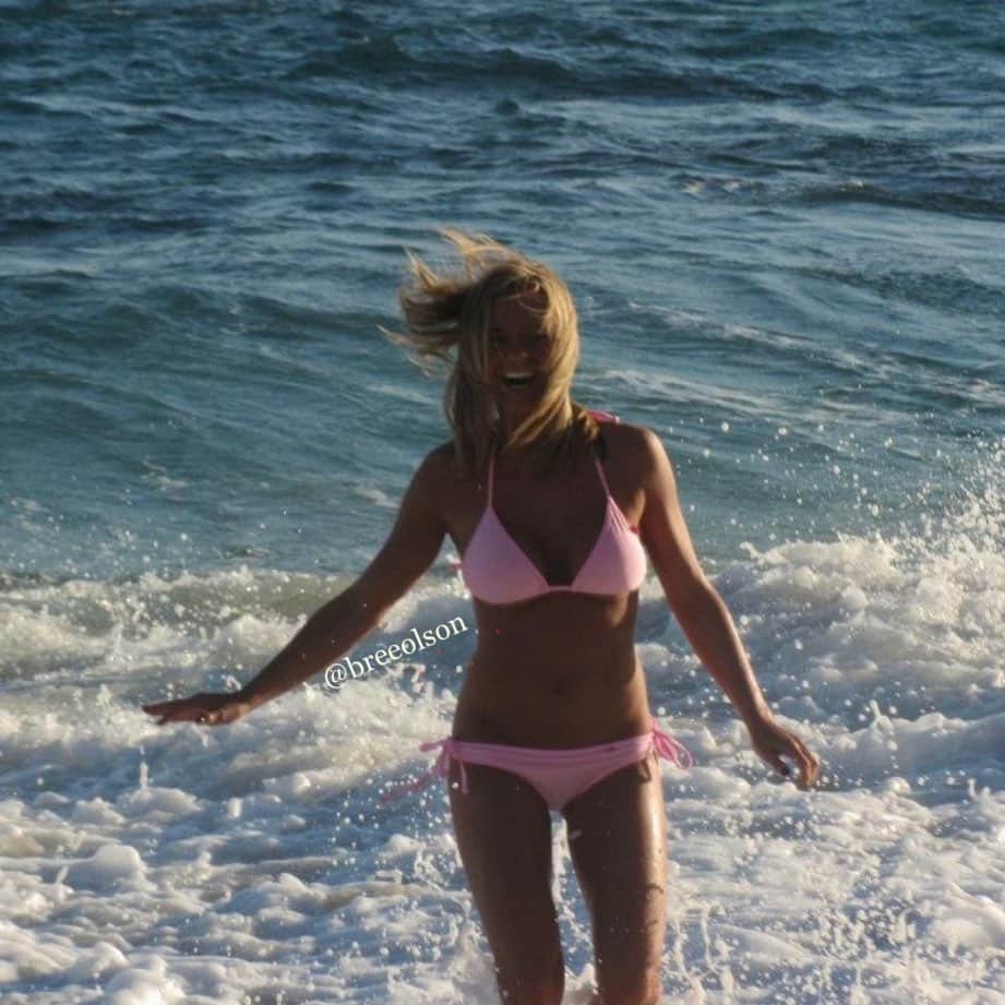 ブリー・オルソンのインスタグラム：「Get me back in the ocean 😭🙏🏼😭」