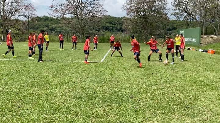 サッカー コロンビア代表チームのインスタグラム：「Seguimos preparándonos ⚽🏃‍♀‍  Nuestra selección Femenina Sub 2⃣0⃣ sigue su preparación para la fase final del Sudamericano a disputarse en noviembre 🔥  ¡Vamos por ese cupo al Mundial 🌏!」