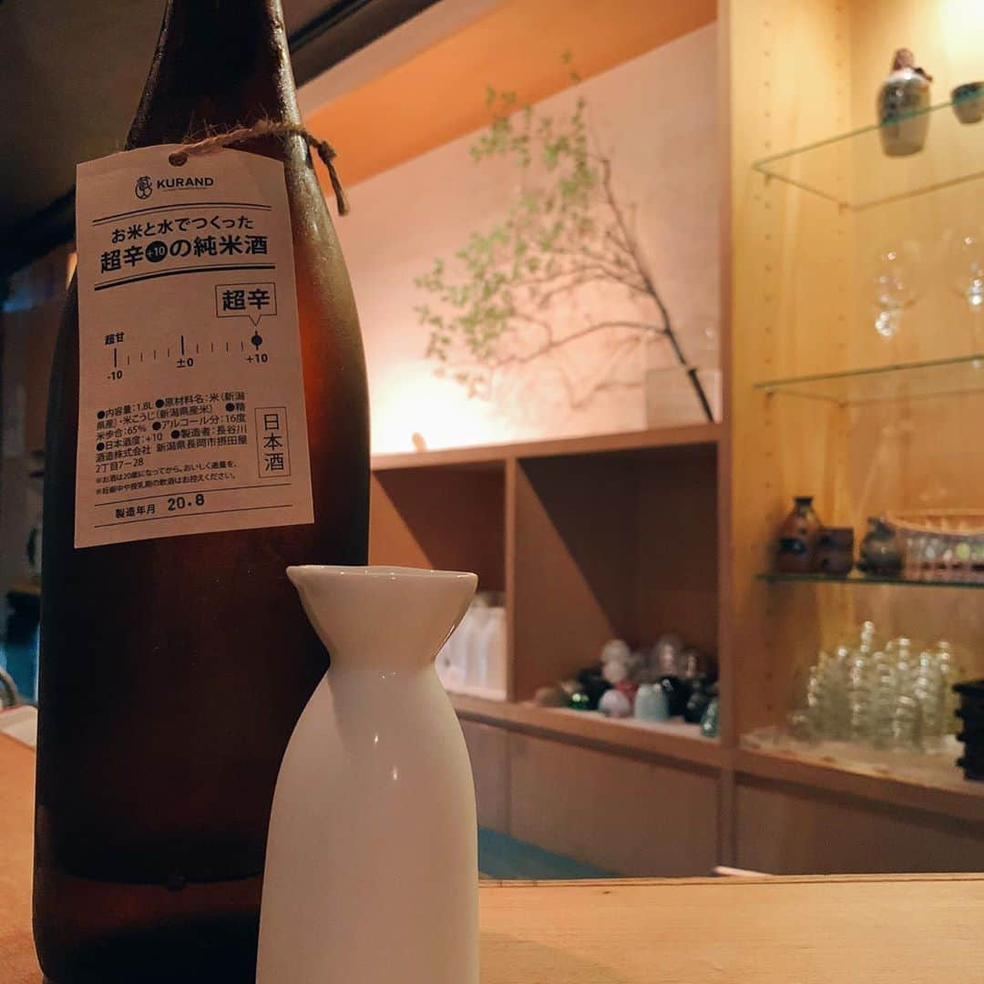 小湊優香さんのインスタグラム写真 - (小湊優香Instagram)「みなさん好きな日本酒はありますか🍶﻿ お得な情報もあるのでぜひ最後まで読んでください✨﻿ ﻿ ﻿ -----------------------------﻿ ﻿ 渋谷にある日本酒ダイニング﻿ sakebaさんに行ってきました〜❤️﻿ ﻿ 最近日本酒全然飲んでなかったから﻿ いい感じに酔いました🤪﻿ 2.3枚目がその証拠(笑)(笑)﻿ ﻿ ﻿ 1番飲みやすくてお気に入りになったのは﻿ ✨理系兄弟✨﻿ その名の通り理系の兄弟が﻿ 色々計算して作られた日本酒で﻿ 日本酒苦手だなあ、飲んだことないなあって人に﻿ おすすめします💕スッキリでとっても飲みやすい！﻿ ﻿ あと個人的に辛口が好きなので﻿ ✨お米とお水でつくった超辛+10の純米酒✨﻿ が飲みやすくてどんなお料理にも合いました！﻿ ﻿ ﻿ 日本酒ってよく分からないなあと思うかもしれないけど﻿ メニュー表に日本酒の説明やどんなお料理に合うかなど﻿ とても詳しく記載されているので注文しやすかったです✨﻿ ﻿ 店員さんも詳しいので聞くのも良いかも✨﻿ ﻿ 私はお料理が出る順番に合わせて﻿ おまかせで日本酒を持ってきてもらいました☺️﻿ ﻿ お料理はおすすめの雲丹クリームリゾットや﻿ お刺身を頂きました✨﻿ お料理も美味しくて日本酒が進む進む🤪(笑)﻿ ﻿ 大満足のひとときでした❤️﻿ ﻿ ﻿ あと店員さんとても綺麗だった·····🤭💕(笑)﻿ ﻿ ﻿ -----------------------------﻿ ﻿ この投稿を見た！でお会計より10%オフになるので﻿ 気になった方はぜひ行ってみてください❤️﻿ ﻿ 他のお店では飲めない珍しい﻿ 日本酒ばかりで楽しいですよ☺️﻿ ﻿ -----------------------------﻿ ﻿ ﻿  #sakeba #渋谷日本酒 #日本酒 #日本酒バー #隠れ家 #ペアリング #japanesesake #sakeba渋谷 #pr #トリドリベース #グルメスタグラム   #お酒好き女子 #日本酒女子 #日本酒好き #ほろ酔い #model #イベントコンパニオン #レースクイーン #グラビアアイドル #グラビア #インフルエンサー #サロンモデル #instagood #japanesefood #japanesegirl #cosplayer #sexy」9月12日 4時54分 - y.miranic