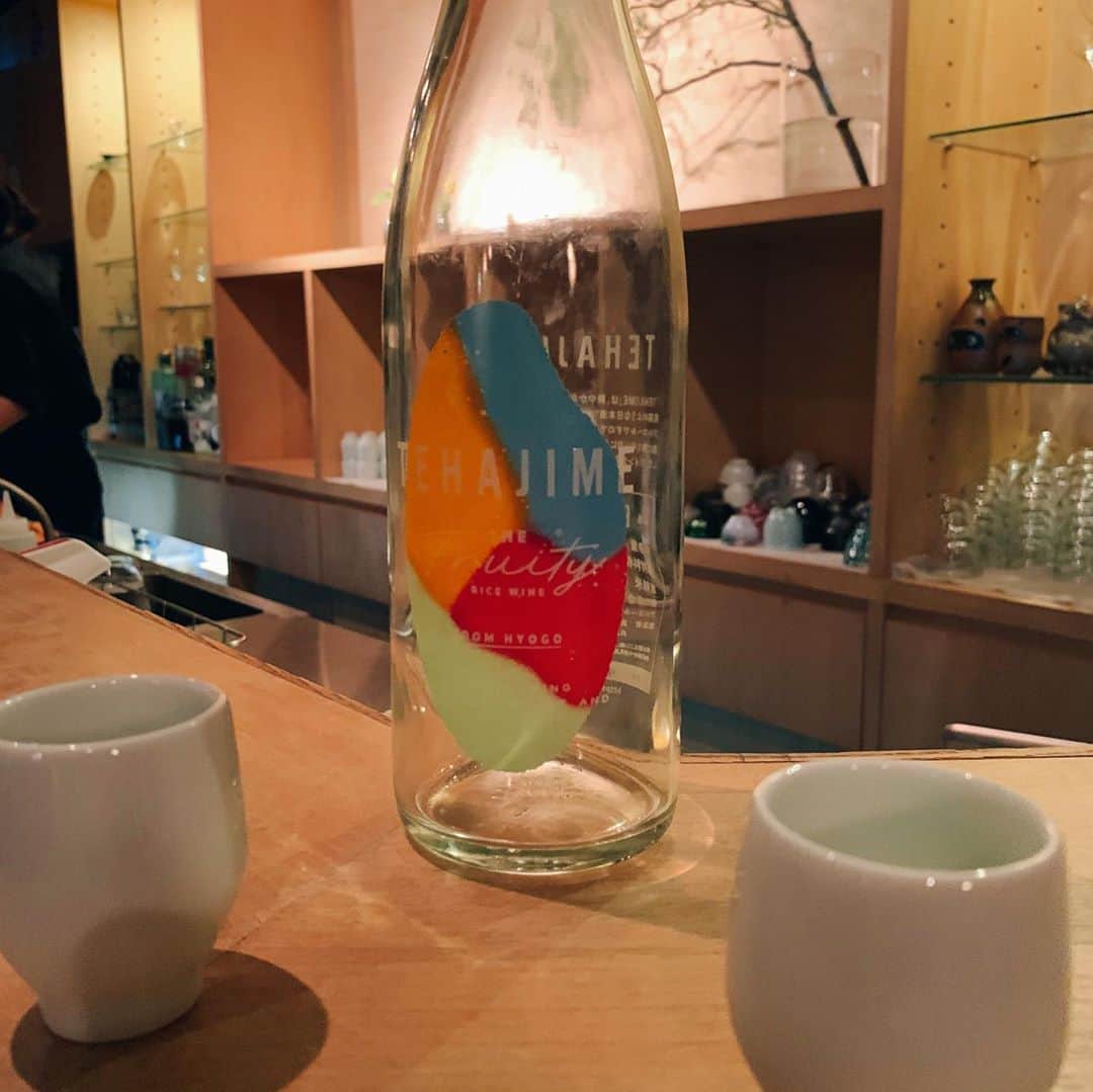 小湊優香さんのインスタグラム写真 - (小湊優香Instagram)「みなさん好きな日本酒はありますか🍶﻿ お得な情報もあるのでぜひ最後まで読んでください✨﻿ ﻿ ﻿ -----------------------------﻿ ﻿ 渋谷にある日本酒ダイニング﻿ sakebaさんに行ってきました〜❤️﻿ ﻿ 最近日本酒全然飲んでなかったから﻿ いい感じに酔いました🤪﻿ 2.3枚目がその証拠(笑)(笑)﻿ ﻿ ﻿ 1番飲みやすくてお気に入りになったのは﻿ ✨理系兄弟✨﻿ その名の通り理系の兄弟が﻿ 色々計算して作られた日本酒で﻿ 日本酒苦手だなあ、飲んだことないなあって人に﻿ おすすめします💕スッキリでとっても飲みやすい！﻿ ﻿ あと個人的に辛口が好きなので﻿ ✨お米とお水でつくった超辛+10の純米酒✨﻿ が飲みやすくてどんなお料理にも合いました！﻿ ﻿ ﻿ 日本酒ってよく分からないなあと思うかもしれないけど﻿ メニュー表に日本酒の説明やどんなお料理に合うかなど﻿ とても詳しく記載されているので注文しやすかったです✨﻿ ﻿ 店員さんも詳しいので聞くのも良いかも✨﻿ ﻿ 私はお料理が出る順番に合わせて﻿ おまかせで日本酒を持ってきてもらいました☺️﻿ ﻿ お料理はおすすめの雲丹クリームリゾットや﻿ お刺身を頂きました✨﻿ お料理も美味しくて日本酒が進む進む🤪(笑)﻿ ﻿ 大満足のひとときでした❤️﻿ ﻿ ﻿ あと店員さんとても綺麗だった·····🤭💕(笑)﻿ ﻿ ﻿ -----------------------------﻿ ﻿ この投稿を見た！でお会計より10%オフになるので﻿ 気になった方はぜひ行ってみてください❤️﻿ ﻿ 他のお店では飲めない珍しい﻿ 日本酒ばかりで楽しいですよ☺️﻿ ﻿ -----------------------------﻿ ﻿ ﻿  #sakeba #渋谷日本酒 #日本酒 #日本酒バー #隠れ家 #ペアリング #japanesesake #sakeba渋谷 #pr #トリドリベース #グルメスタグラム   #お酒好き女子 #日本酒女子 #日本酒好き #ほろ酔い #model #イベントコンパニオン #レースクイーン #グラビアアイドル #グラビア #インフルエンサー #サロンモデル #instagood #japanesefood #japanesegirl #cosplayer #sexy」9月12日 4時54分 - y.miranic