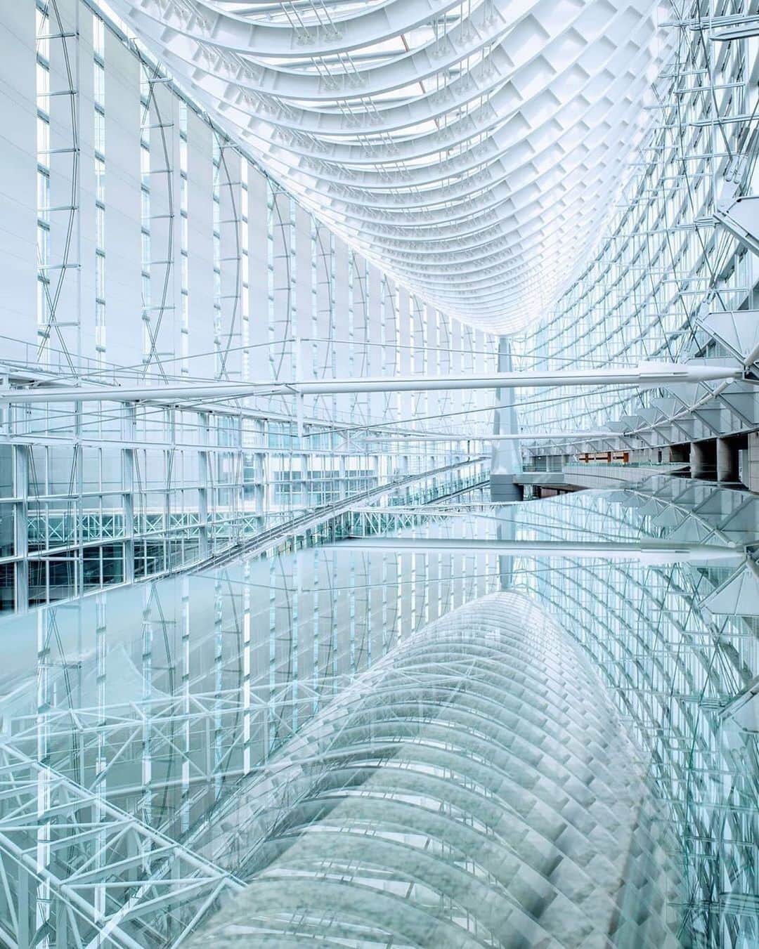 Ricoh Imagingのインスタグラム：「Visit the Ricoh GR Youtube Channel for tips and interviews! Posted @withregram • @ricoh_gr_photography #shootGR 📍 Tokyo 🇯🇵 RICOH GR III 📷 ⠀ ⠀ Repost from @so_jpn⠀ ⠀ Tokyo International Forum⠀ Design: Rafael Vinioli⠀ Completion: 1996⠀ ⠀ #tokyointernationalforum⠀ #rafaelvinoly⠀ #rafaelviñoly⠀ #rafaelvinolyarchitects⠀ #rafaelviñolyarchitects⠀ #tokyo⠀ #architecture⠀ #architecturephotography⠀ #symmetry⠀ #reflection⠀ #gr3⠀ #griii⠀ #ricohgr3⠀ #ricohgriiistreetedition」