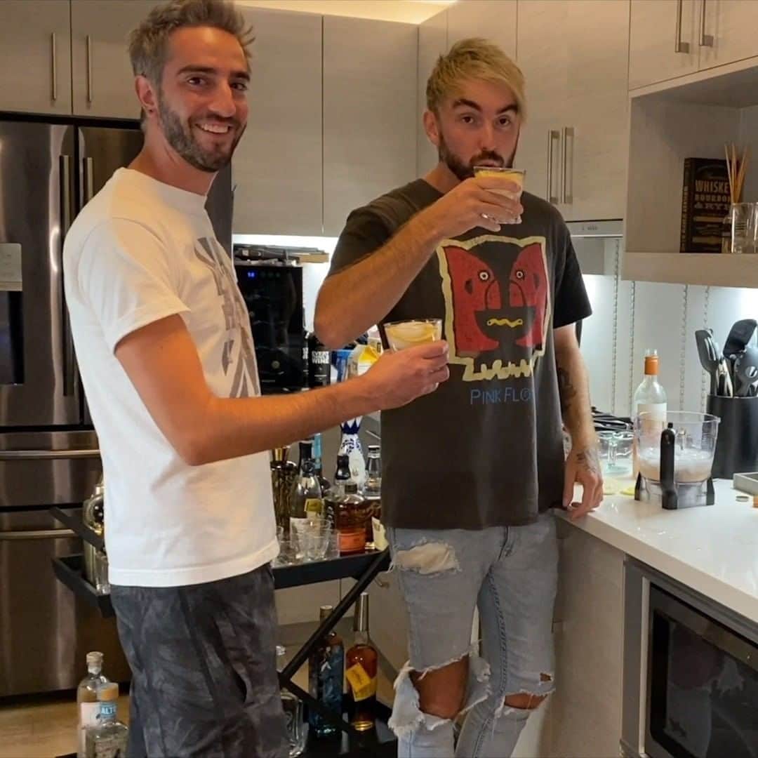 All Time Lowのインスタグラム：「We’re extending summer one more weekend! 🏖️ @summerdazerose is available for 10% off again this weekend with code SAVE10ATL. Also Alex finally made his drink, full video on YouTube.」