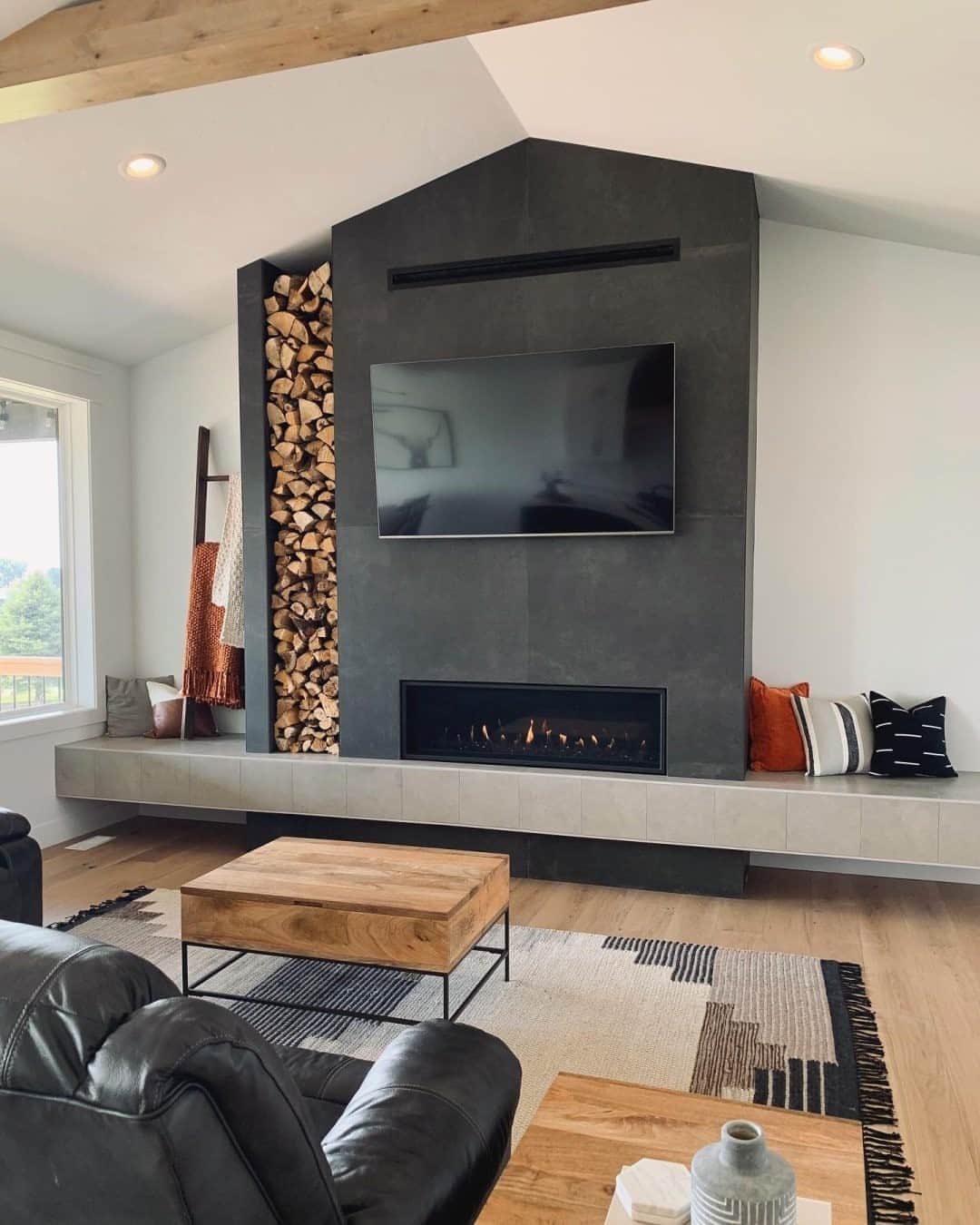 west elmさんのインスタグラム写真 - (west elmInstagram)「Ready for cooler weather? 🍁 @emily.ahrendt's fireplace looks like the place to be this fall, featuring our @fairtradecertified Colca Wool Rug and Industrial Storage Coffee Table. Perfect for #FairTradeFriday! Share your style and tag @westelm ✨」9月12日 5時01分 - westelm