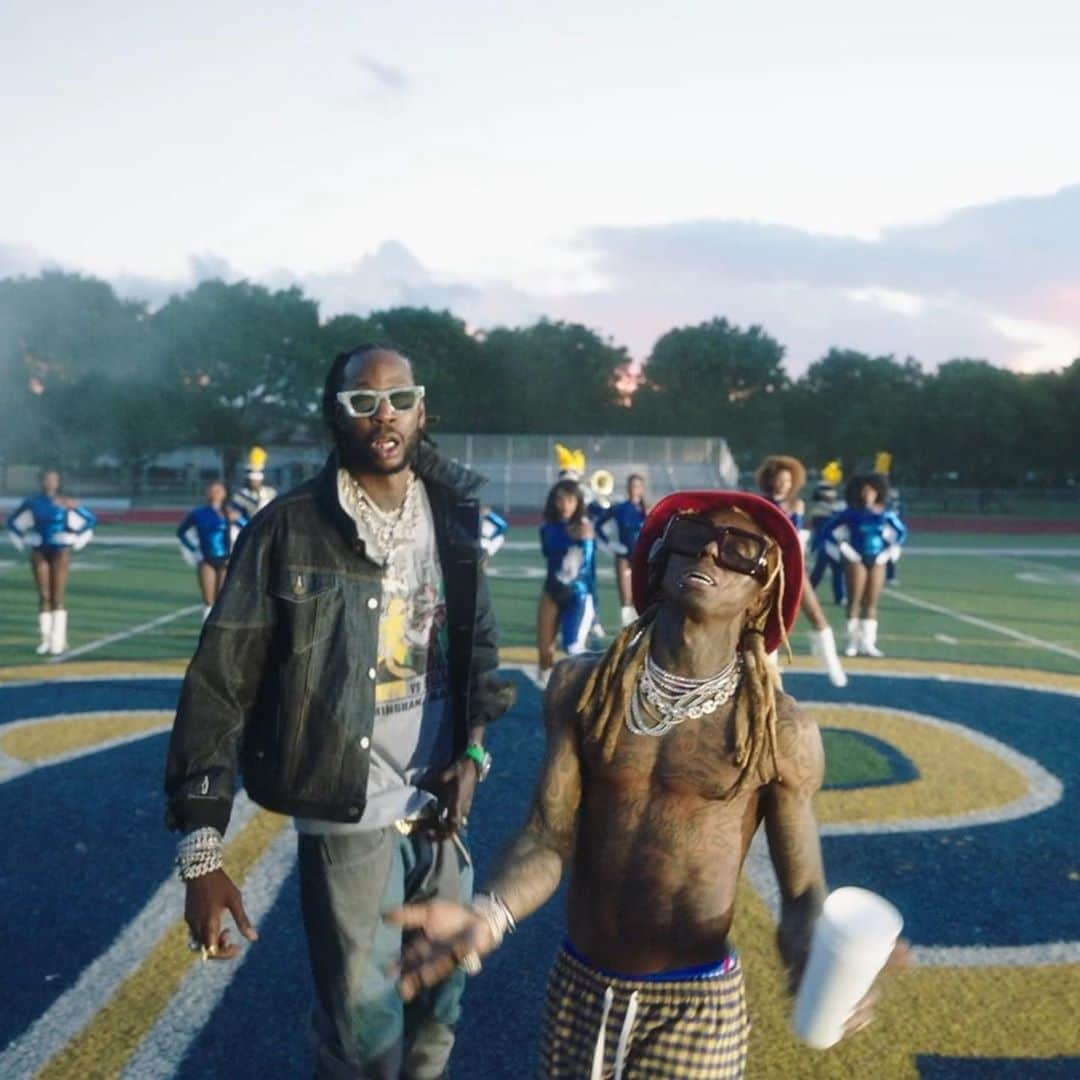 Vevoさんのインスタグラム写真 - (VevoInstagram)「Run this one back for every HBCU graduation and homecoming 🎓🥁   @2chainz & @LilTunechi kick it with the marching bands for “Money Maker,” a shoutout to historically Black colleges and universities. 👏 ⠀⠀⠀⠀⠀⠀⠀⠀⠀ ▶️[Link in bio] #2Chainz #LilWayne #MoneyMaker」9月12日 5時02分 - vevo