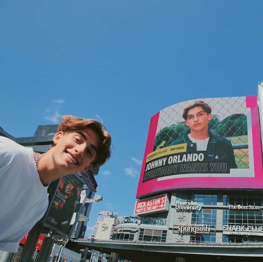 ジョニー・オーランドのインスタグラム：「whatttts going on🤯 ty !! @amazonmusic @spotifycanada @mtv」